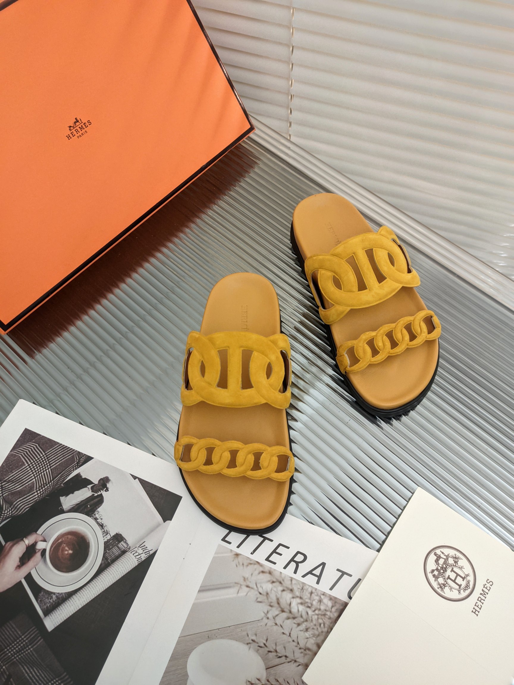 H**mes sandals