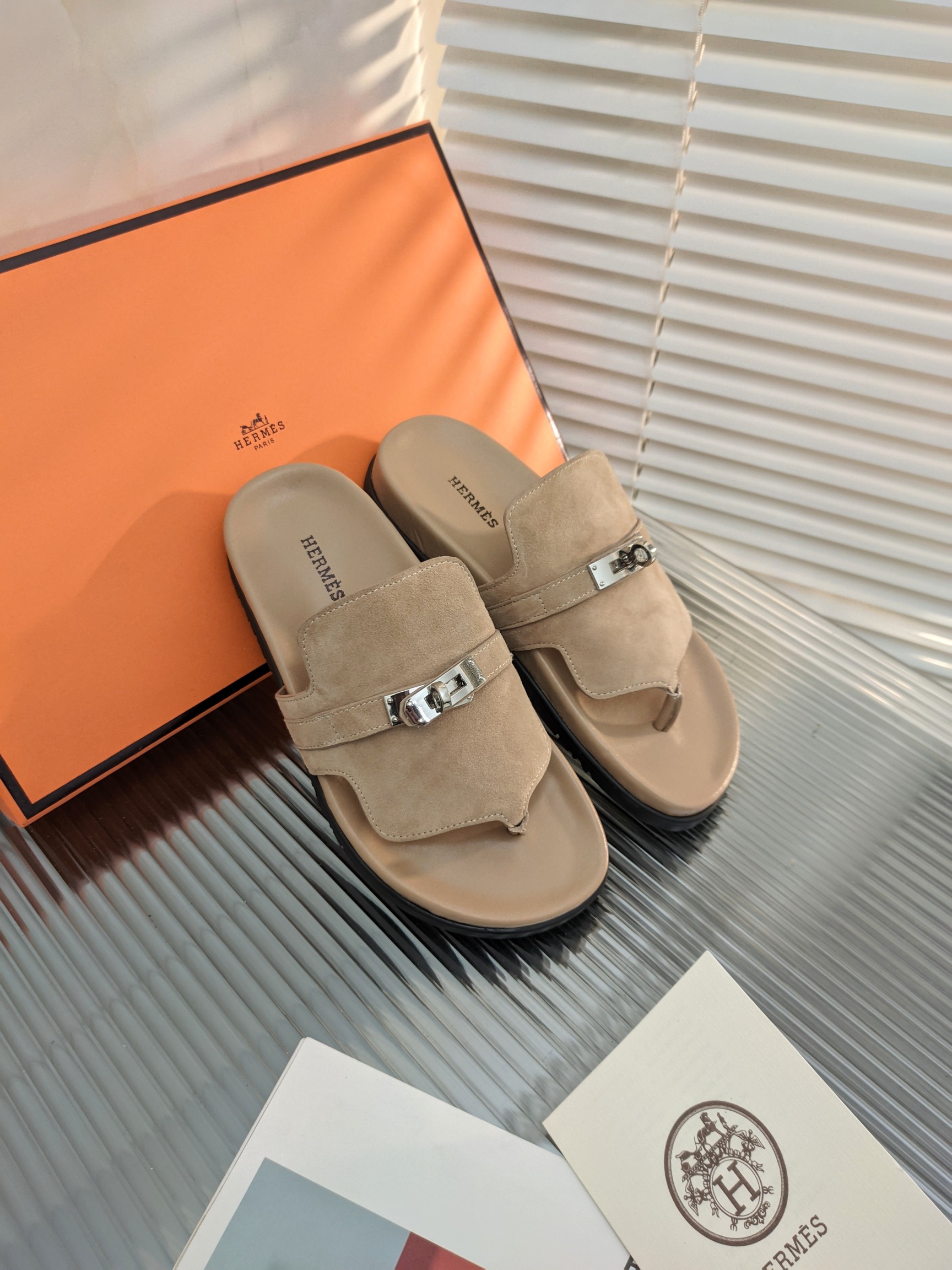 H**mes sandals