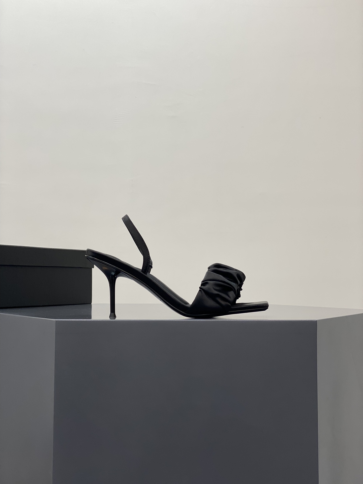 A1exa*der heels