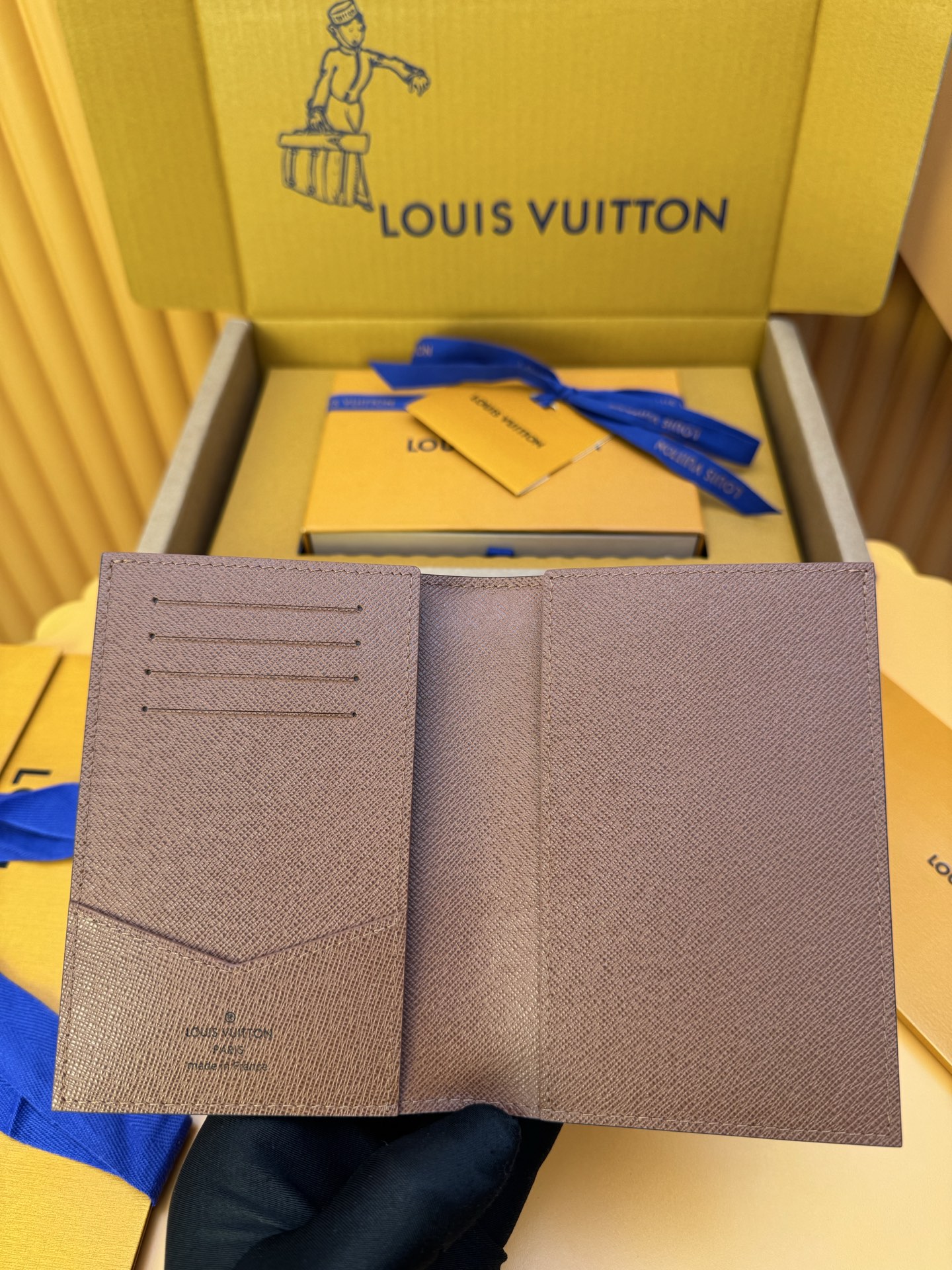 L0vis Vvtt0n Passport Cover-M14164-14 x 2.5 x 10CM