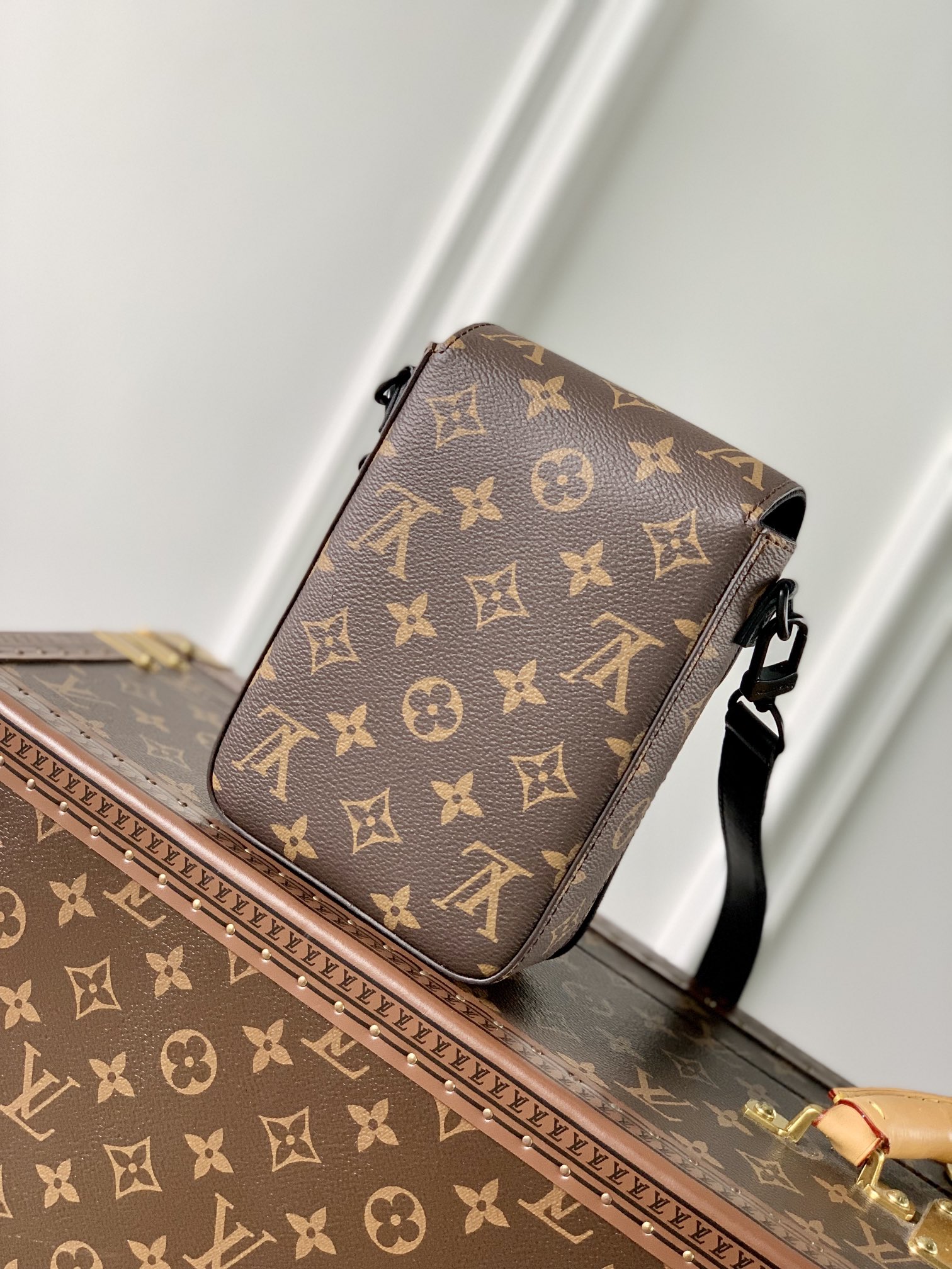 l0*is V*t0n s-lock vertical wearable handbag-12*19*7cm