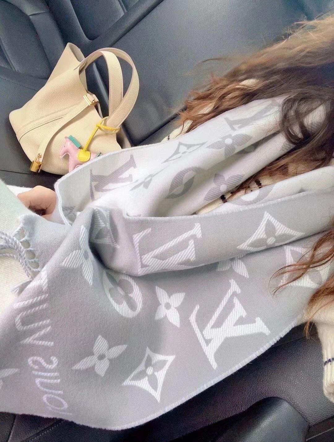 l0*is V*t0n scarf