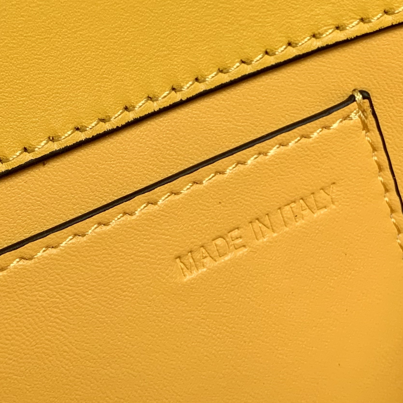 Va1e*ntin0 garavani locò shoulder bbag in calfskin with metallic vlogo-27*13*6cm