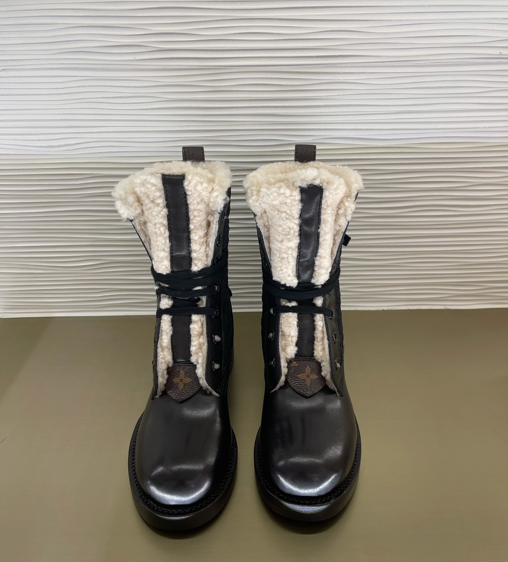 l0*is V*t0n boots