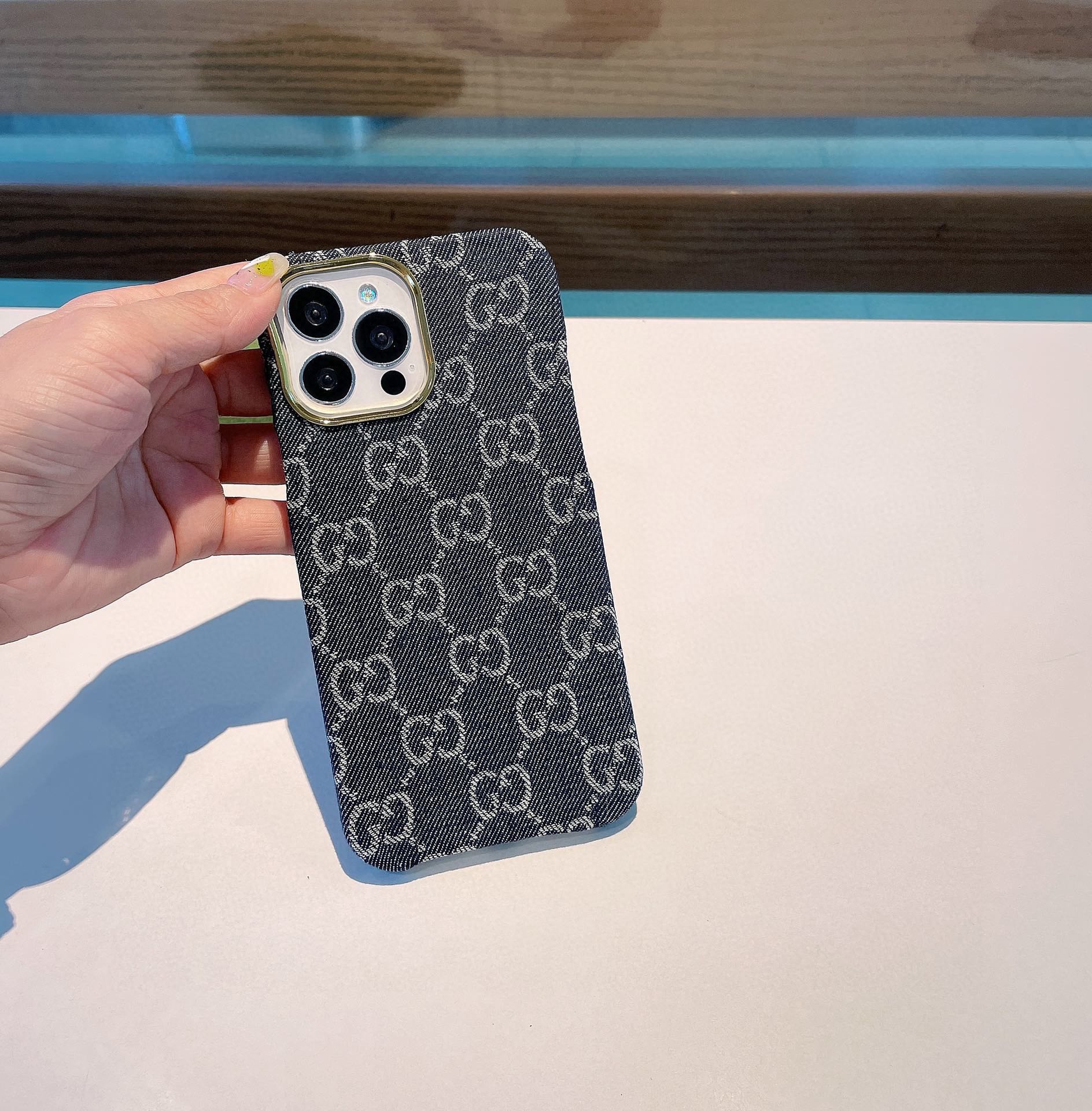 G*u*i phone case
