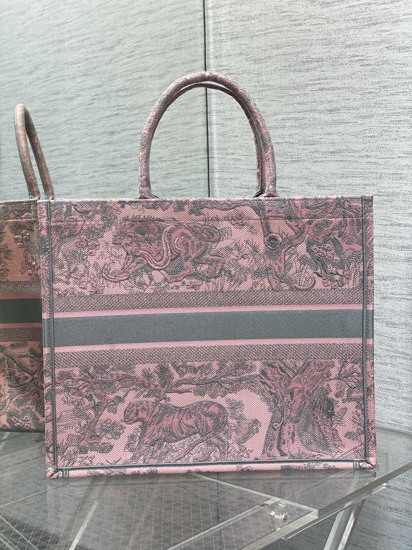 D*or book tote