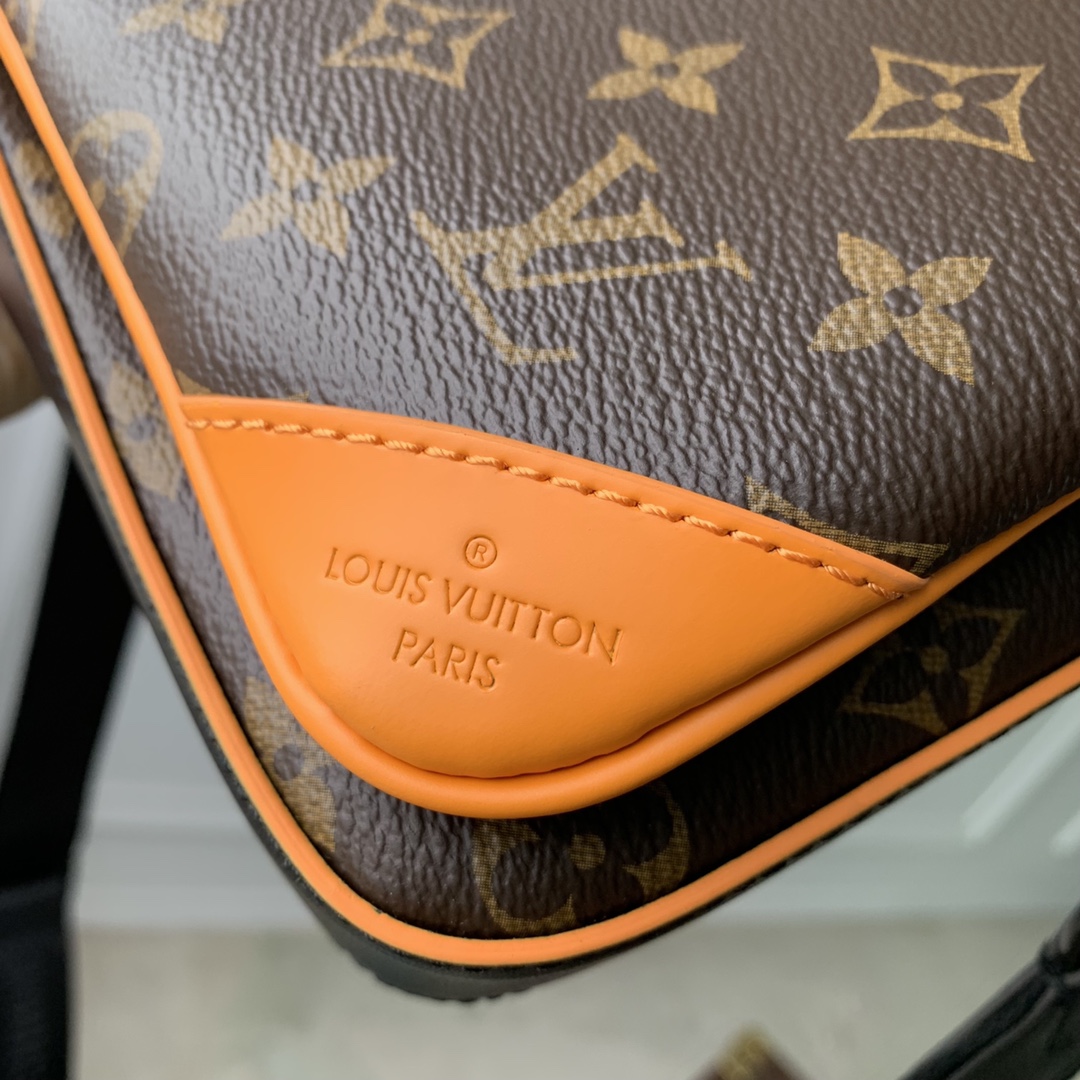 l0*is V*t0n trio messenger bag -m22481-25 x 18.5 x 7cm