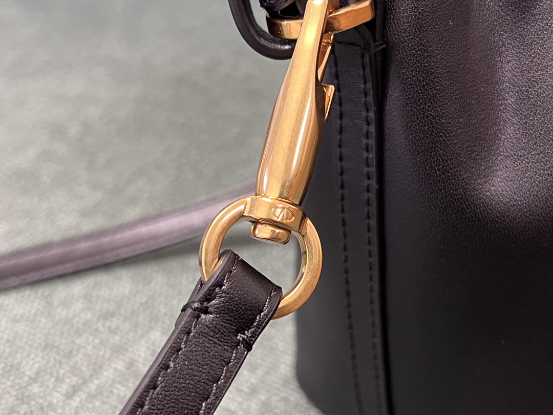 Va1e*ntin0 garavanivlogo signature bag-12*18*10cm