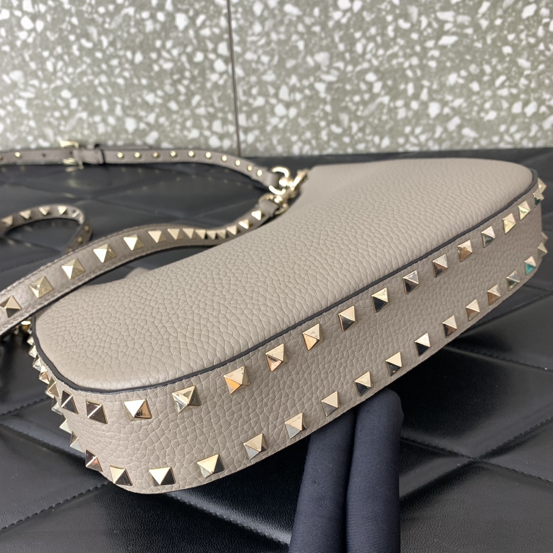 Va1e*ntin0 garavani rockstud hobo bag-6✖️4✖️16cm