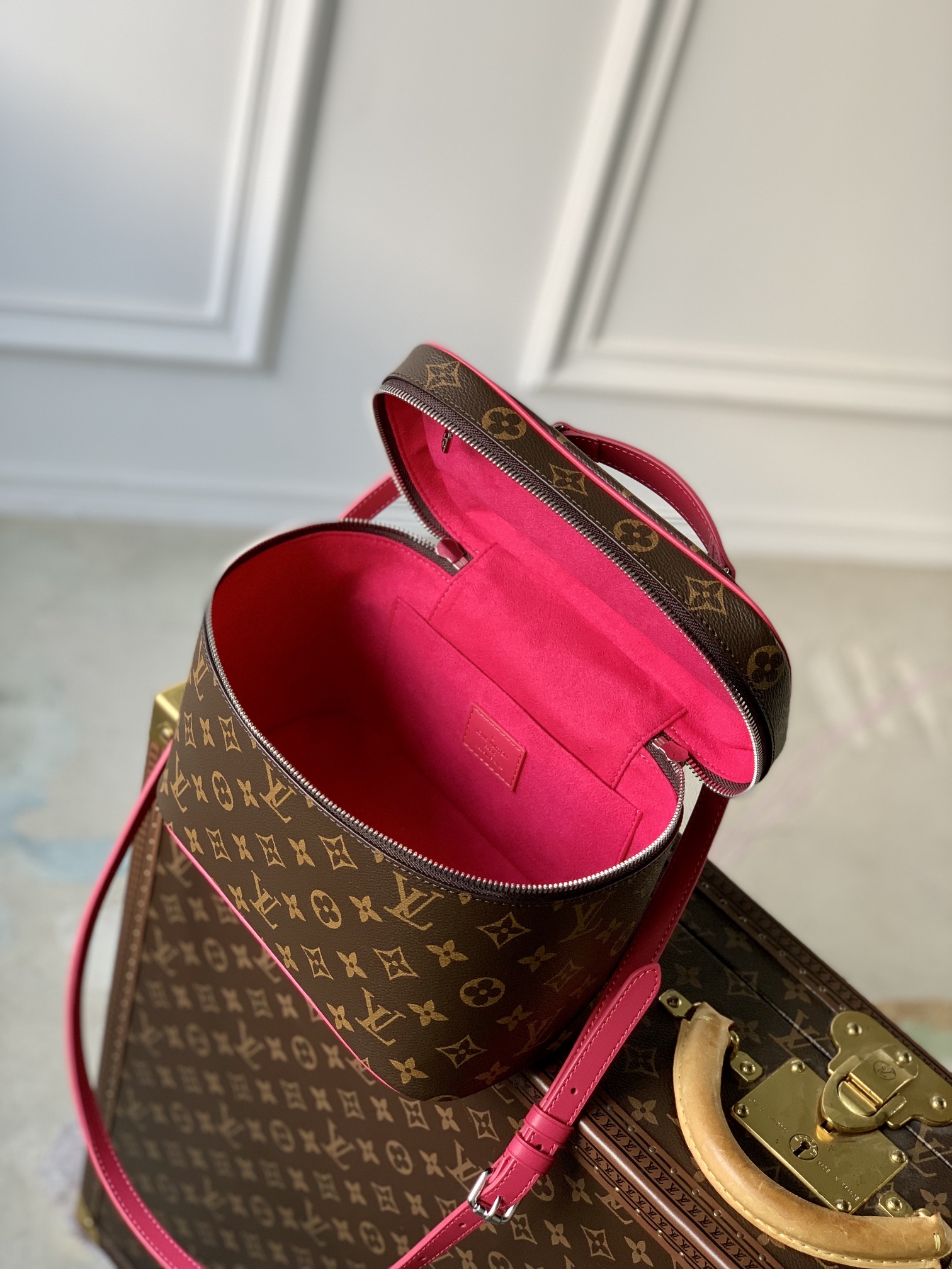 l0*is V*t0n nice cosmetic bag