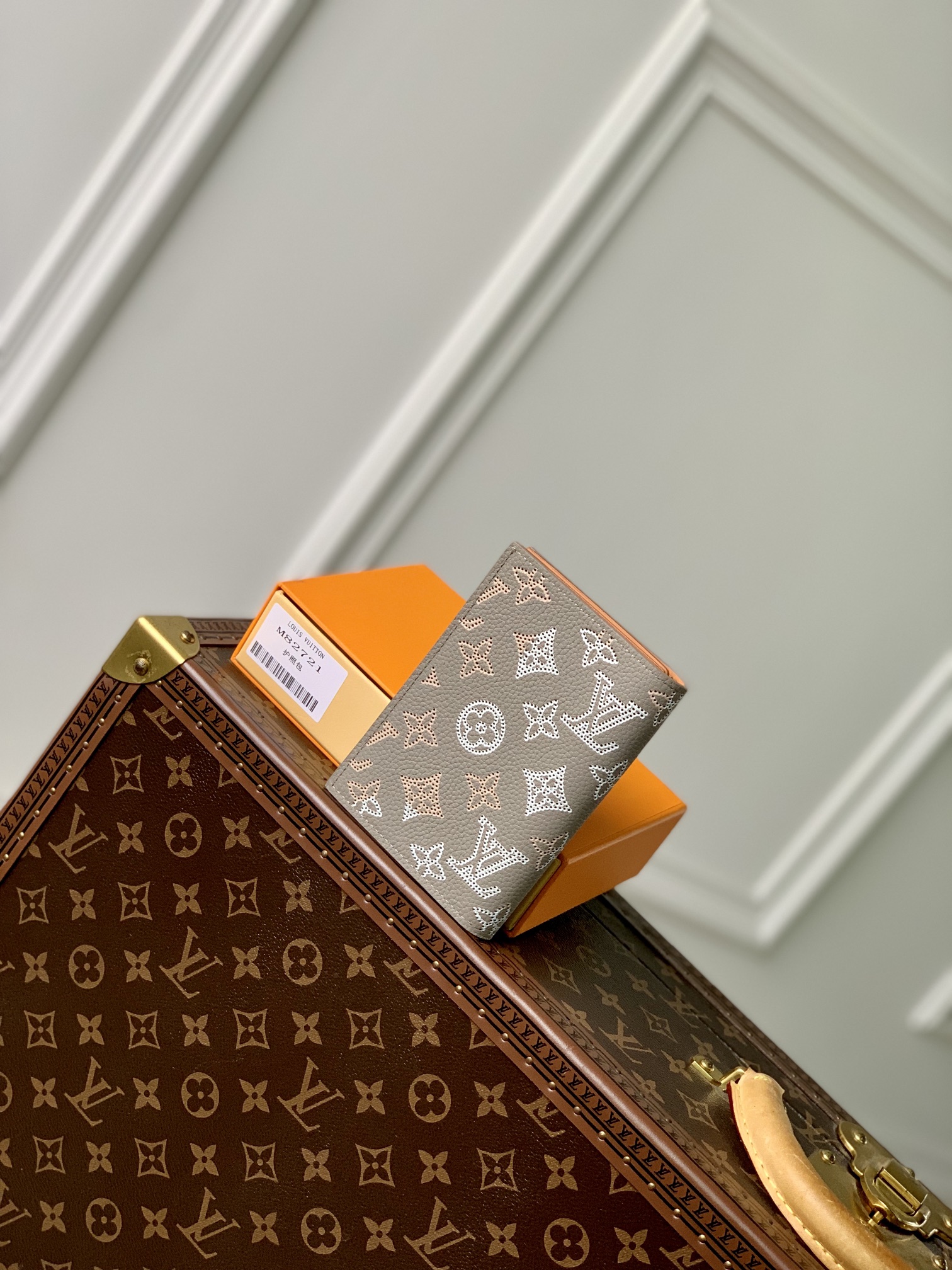 l0*is V*t0n wallet-10 x 14 x 2.5cm