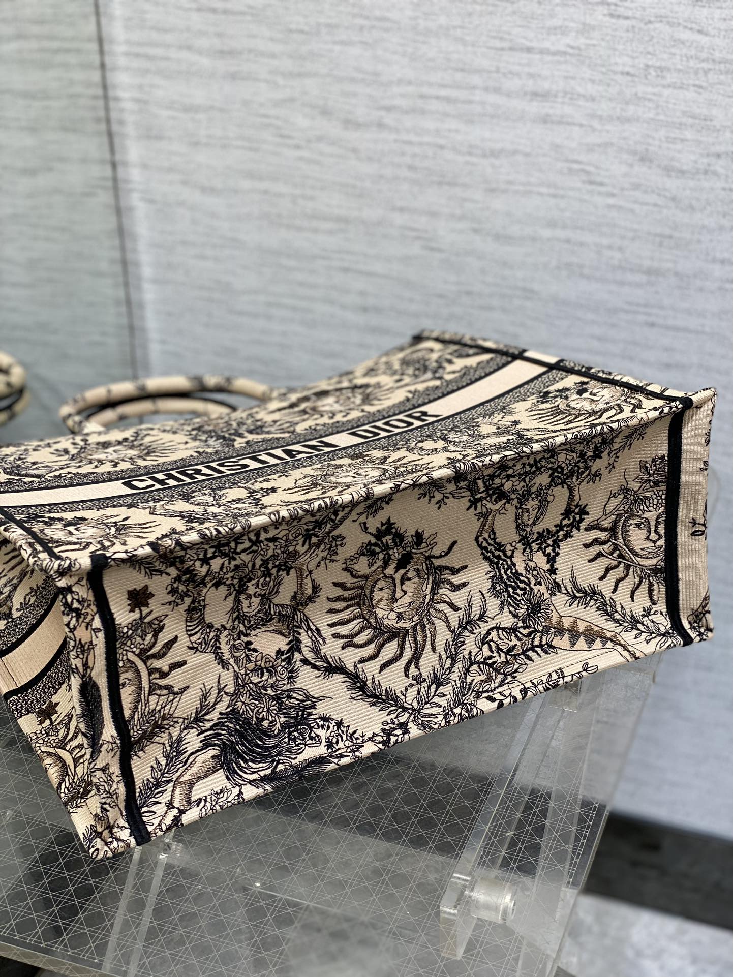 D*or book tote