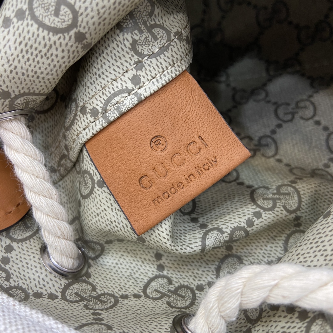 G*u*i backpack-16*21*11cm