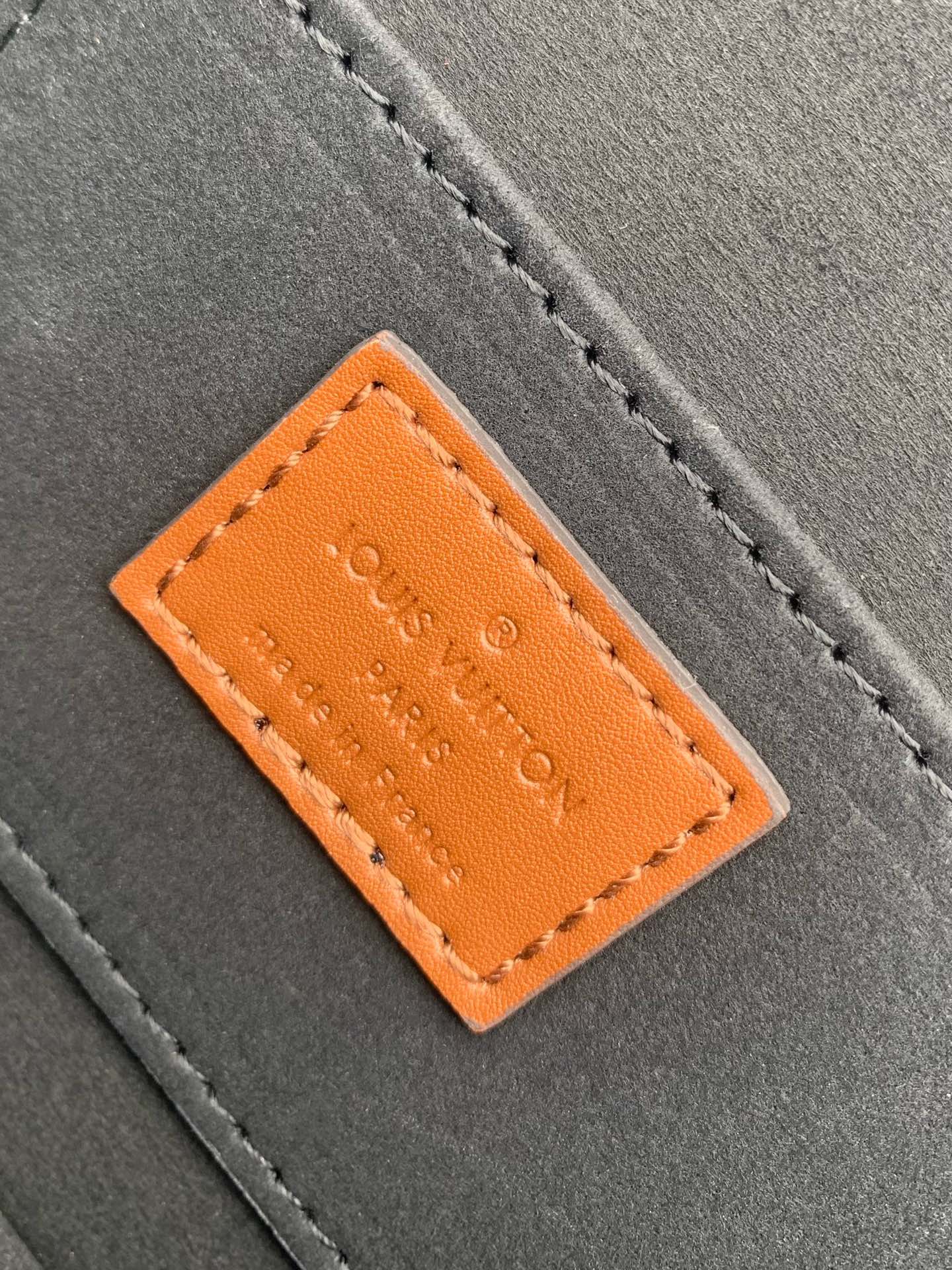 l0*is V*t0n dauphine east west -21 x 12 x 5cm