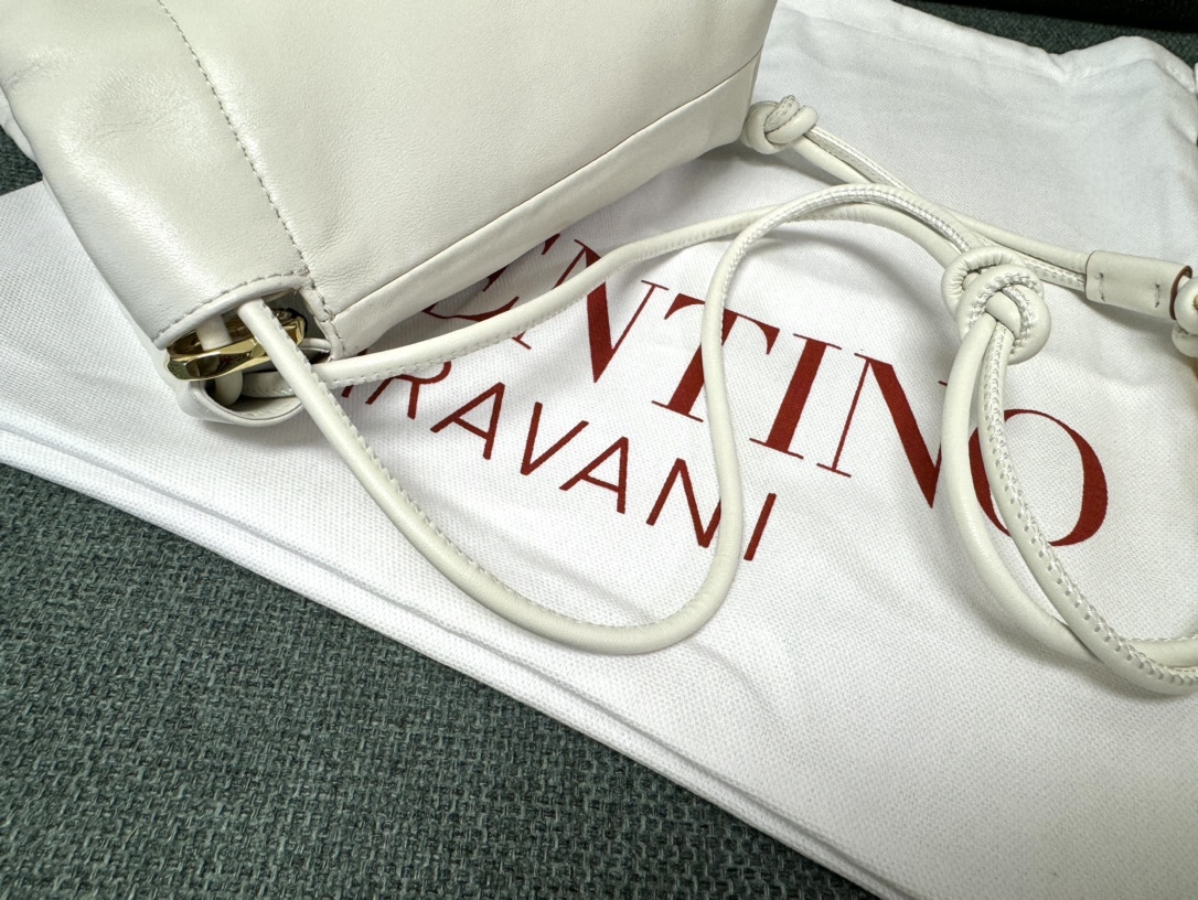 Va1e*ntin0 garavani vlogo pouf bag-20x17x8cm
