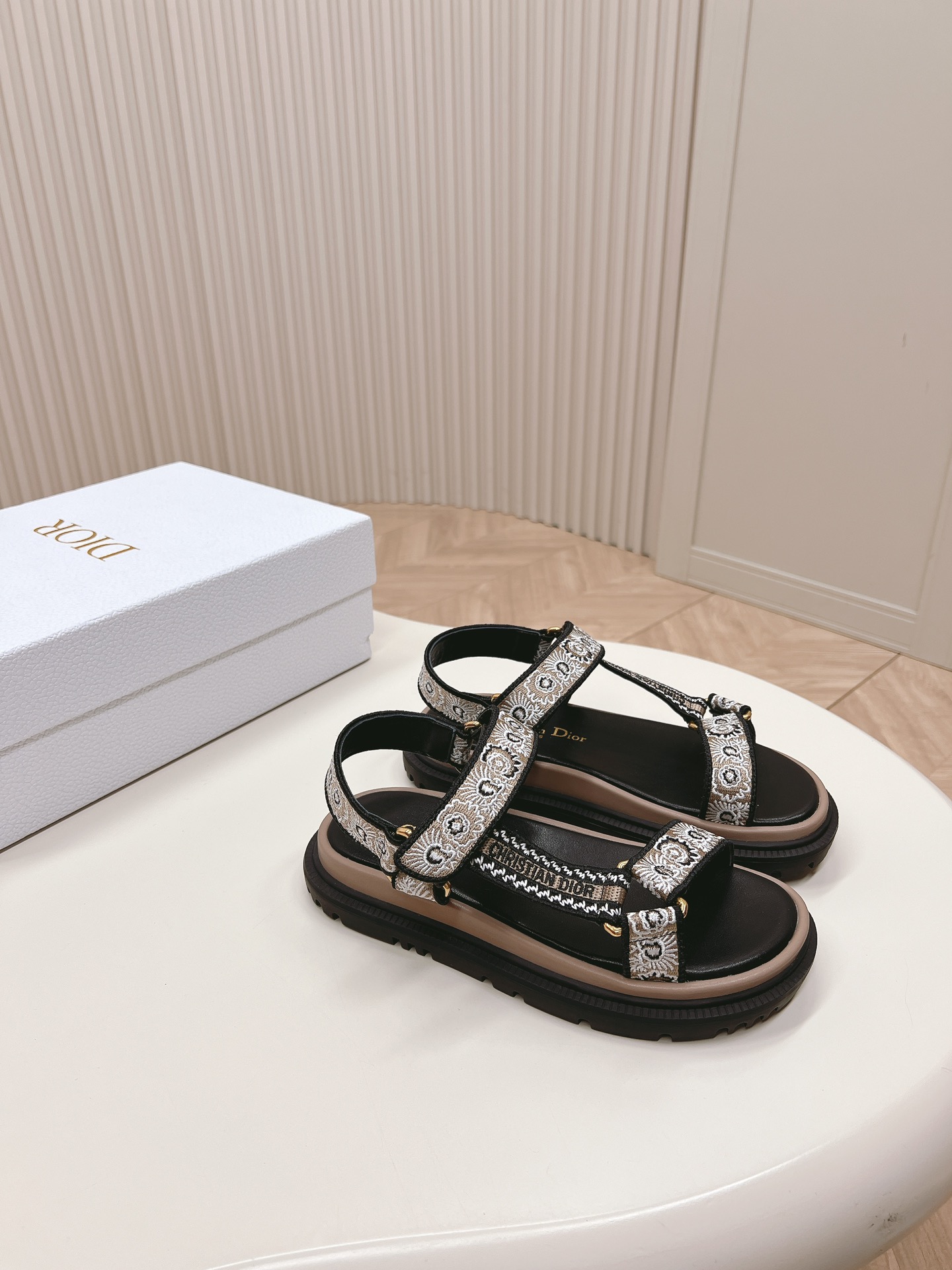 D*or sandals