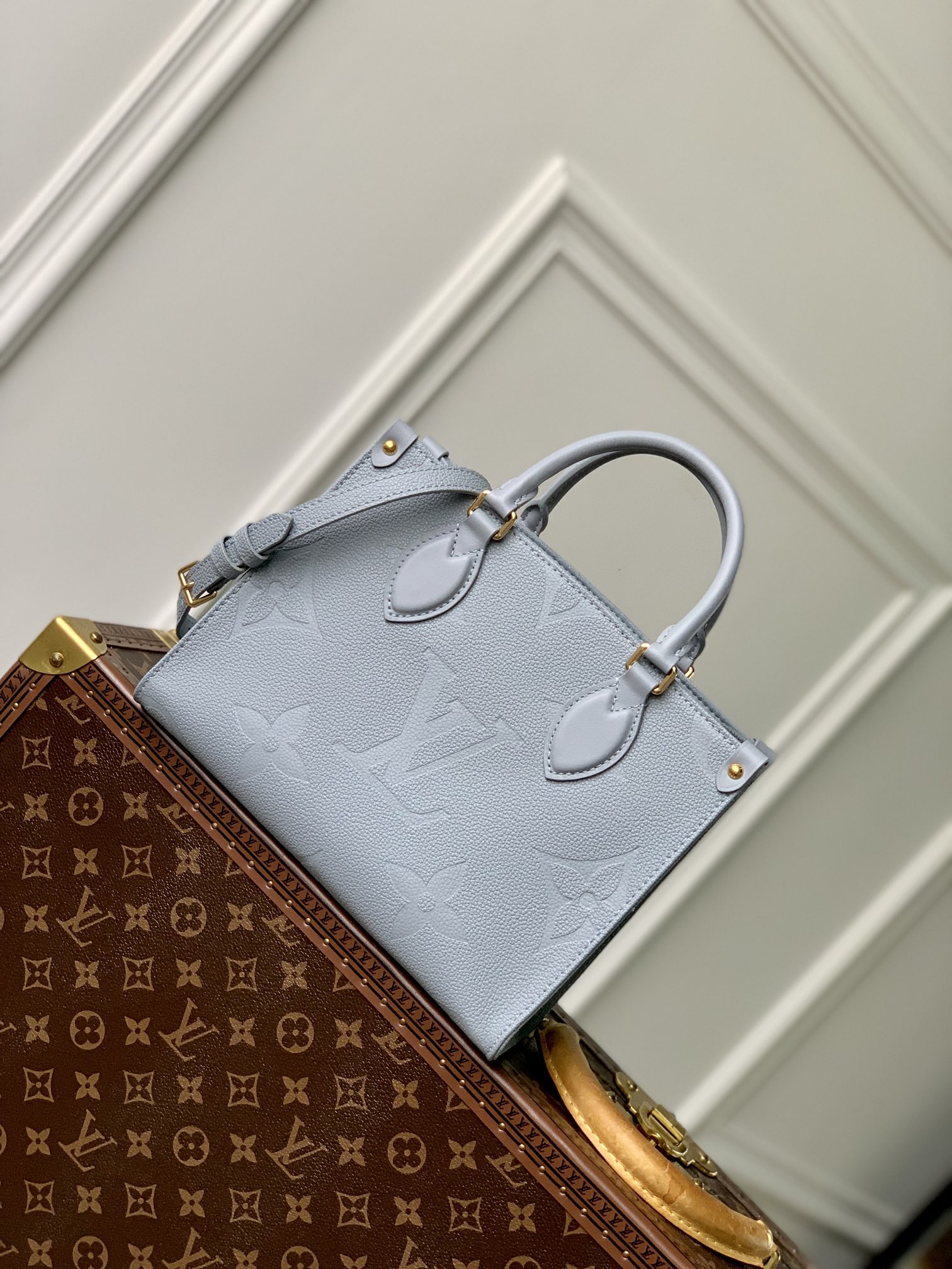 l0*is V*t0n onthego handbag-25*19*11.5 cm