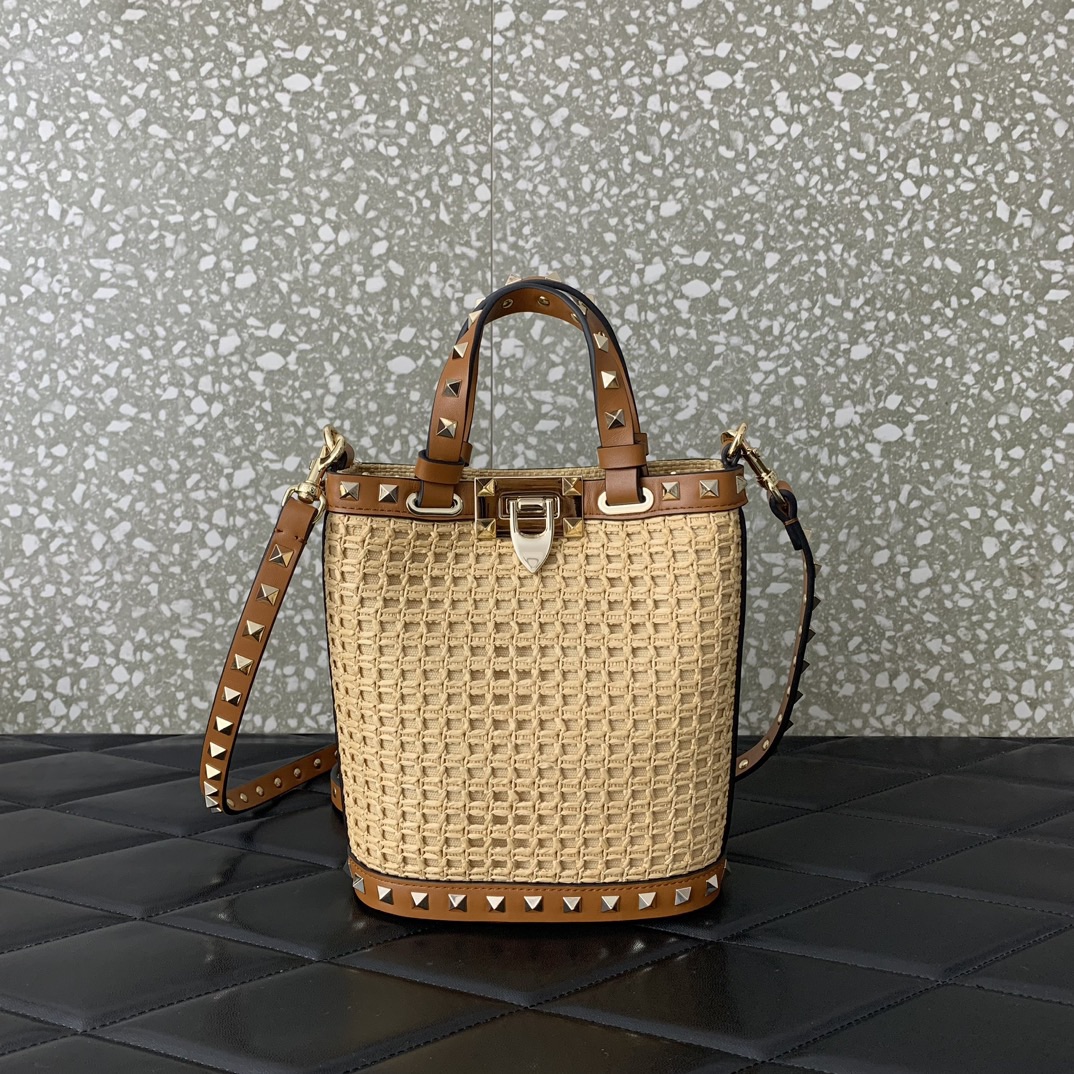 Va1e*ntin0 garavani rockstud bucket in woven raffia-16*19*8.5cm