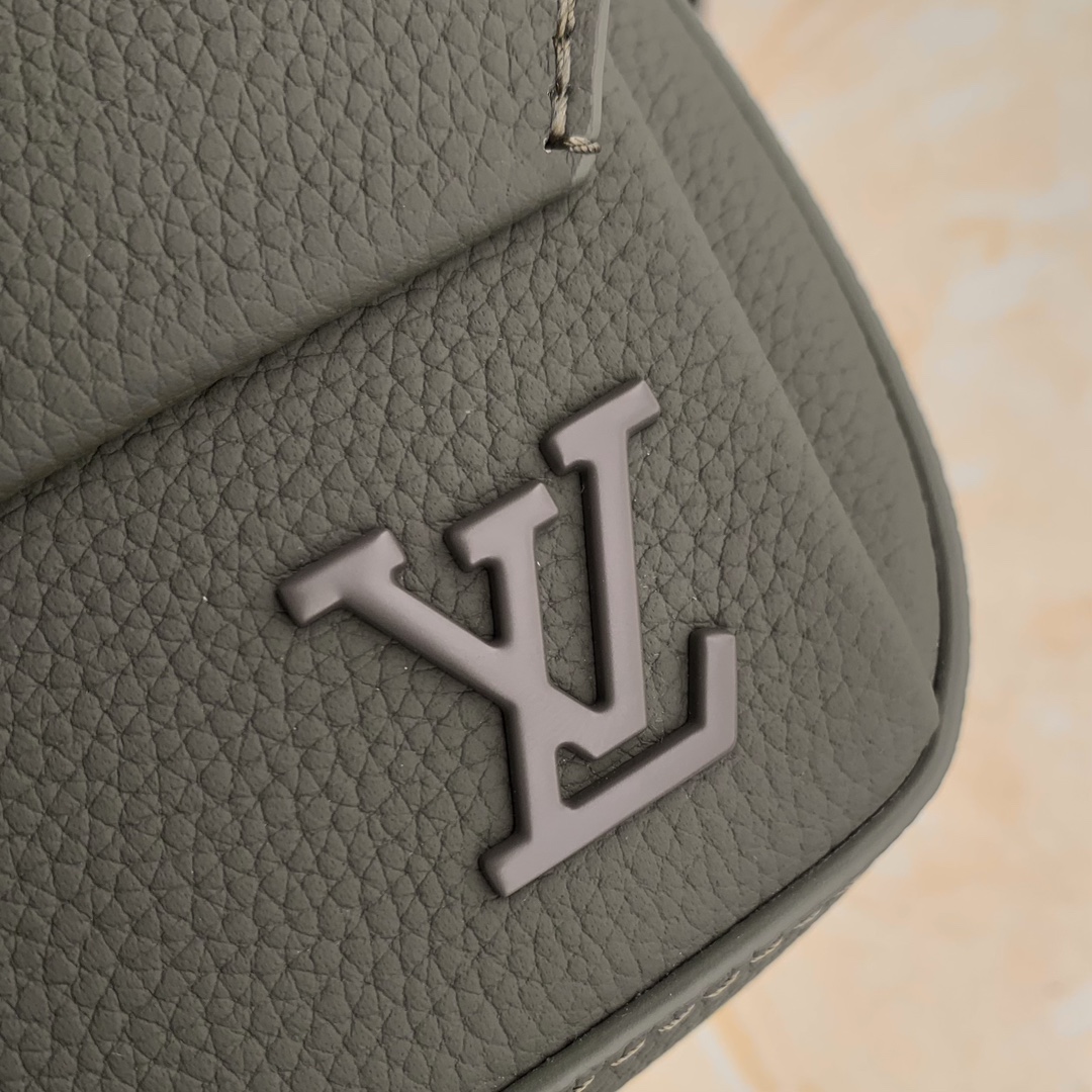 l0*is V*t0n pilot bag-m83563-20 x 12 x 5.5cm