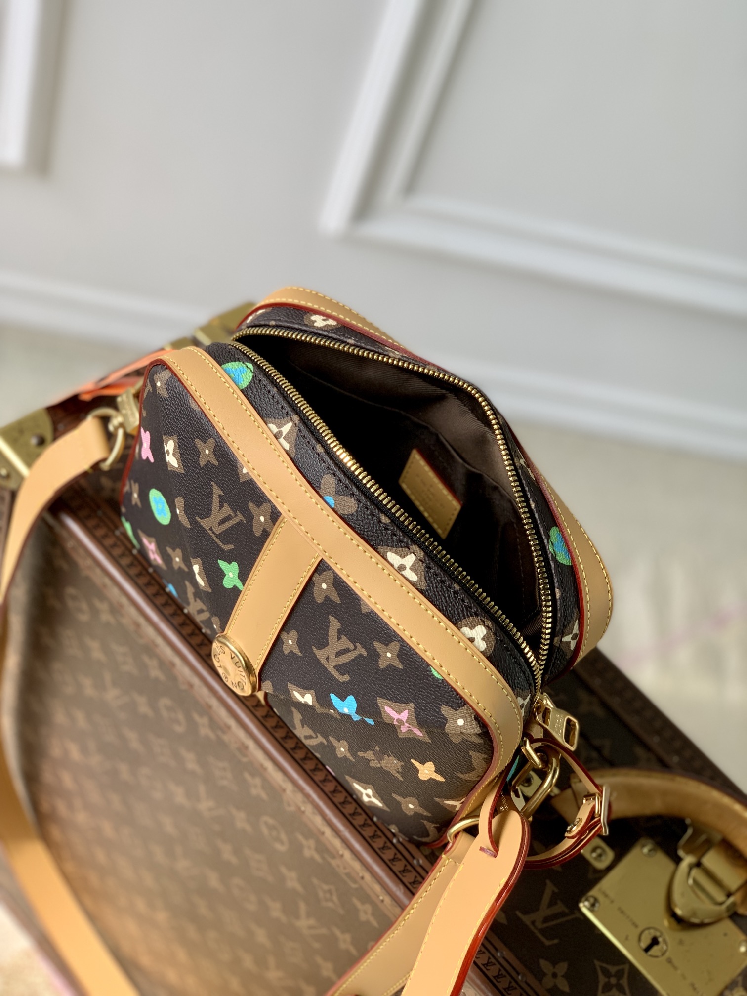 l0*is V*t0n envelope bag-23.5 x 15.5 x 8.5cm