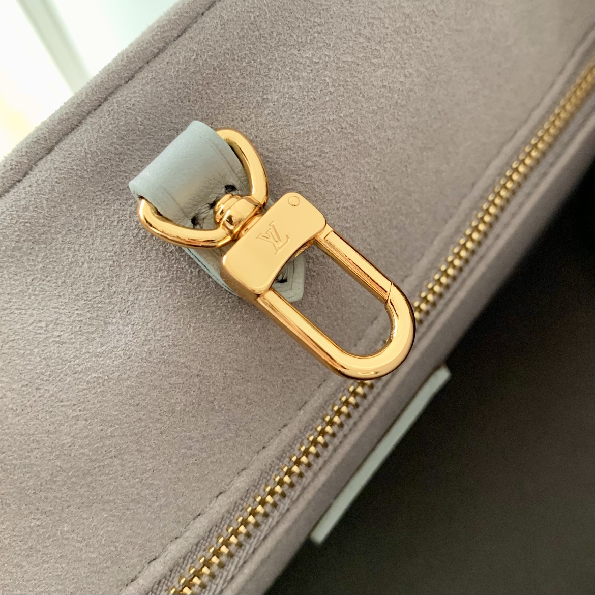 l0*is V*t0n onthego handbag-25*19*11.5 cm