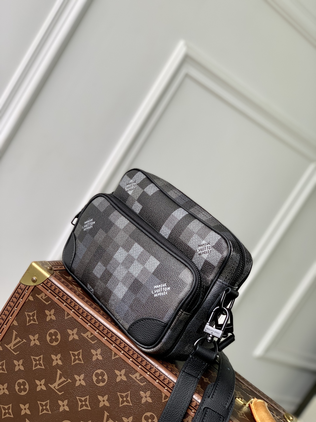 l0vis Vvtt0n nil messenger bag-25 x 17.5 x 11cm