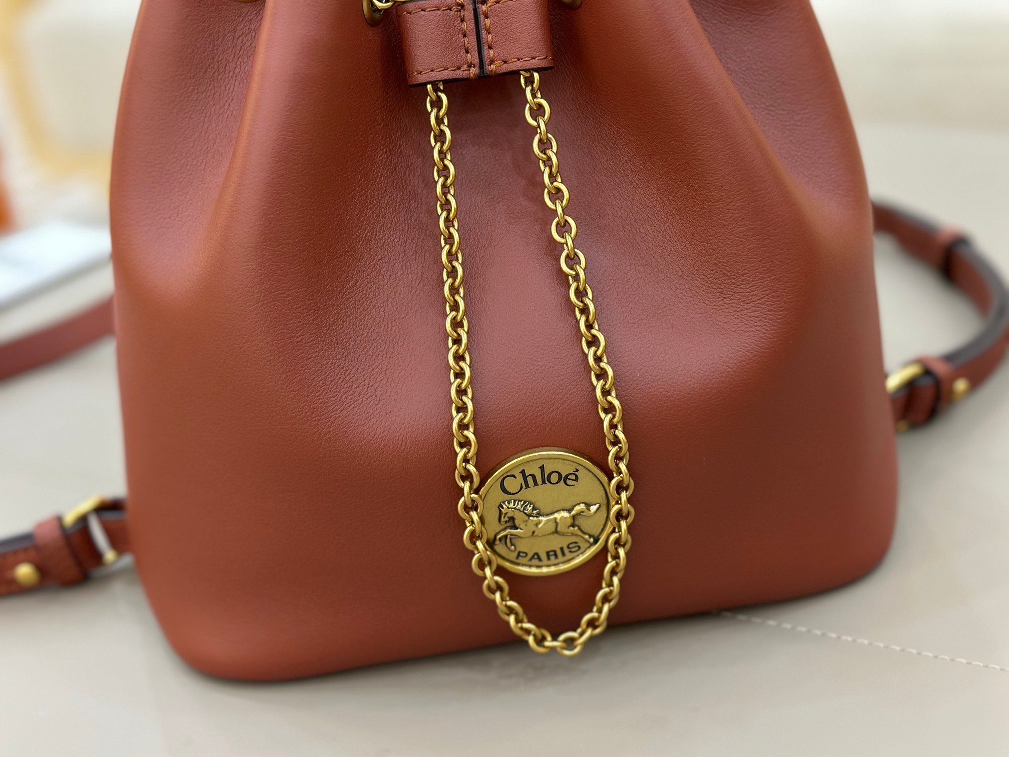 Ch10é bracelet backpack in grained leather-22*20*10.5cm