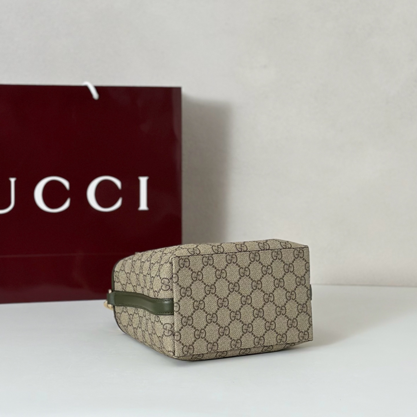 Gvc*1 medium emblem shoulder bag- 20.5*18*11.5cm