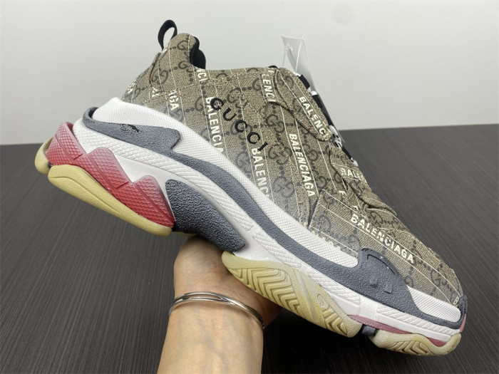 G*u*i*blcg triple s sneaker 677192 ulz10 9795
