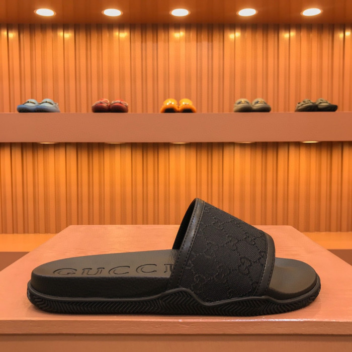 G*u*i slippers