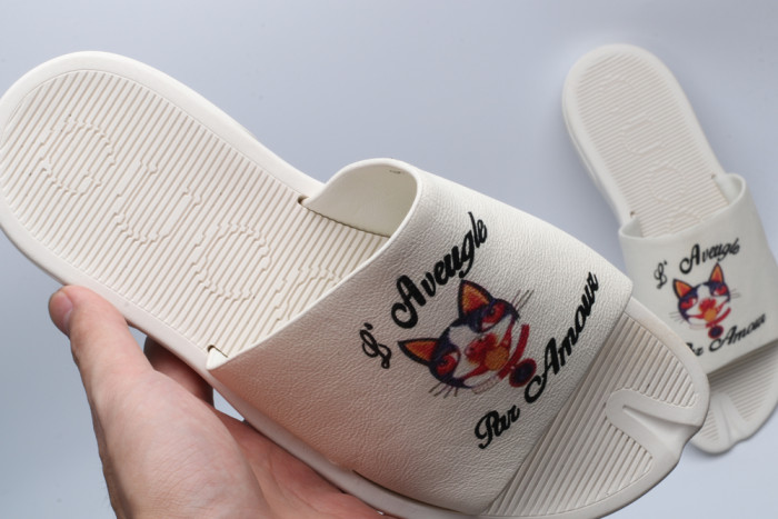 G*u*i slippers