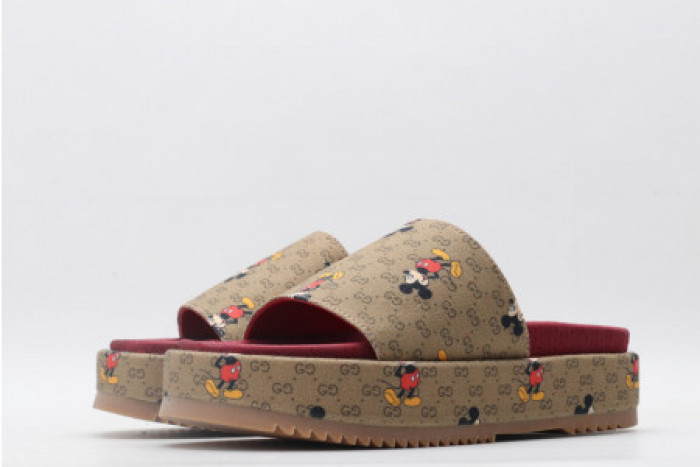 G*u*i slippers