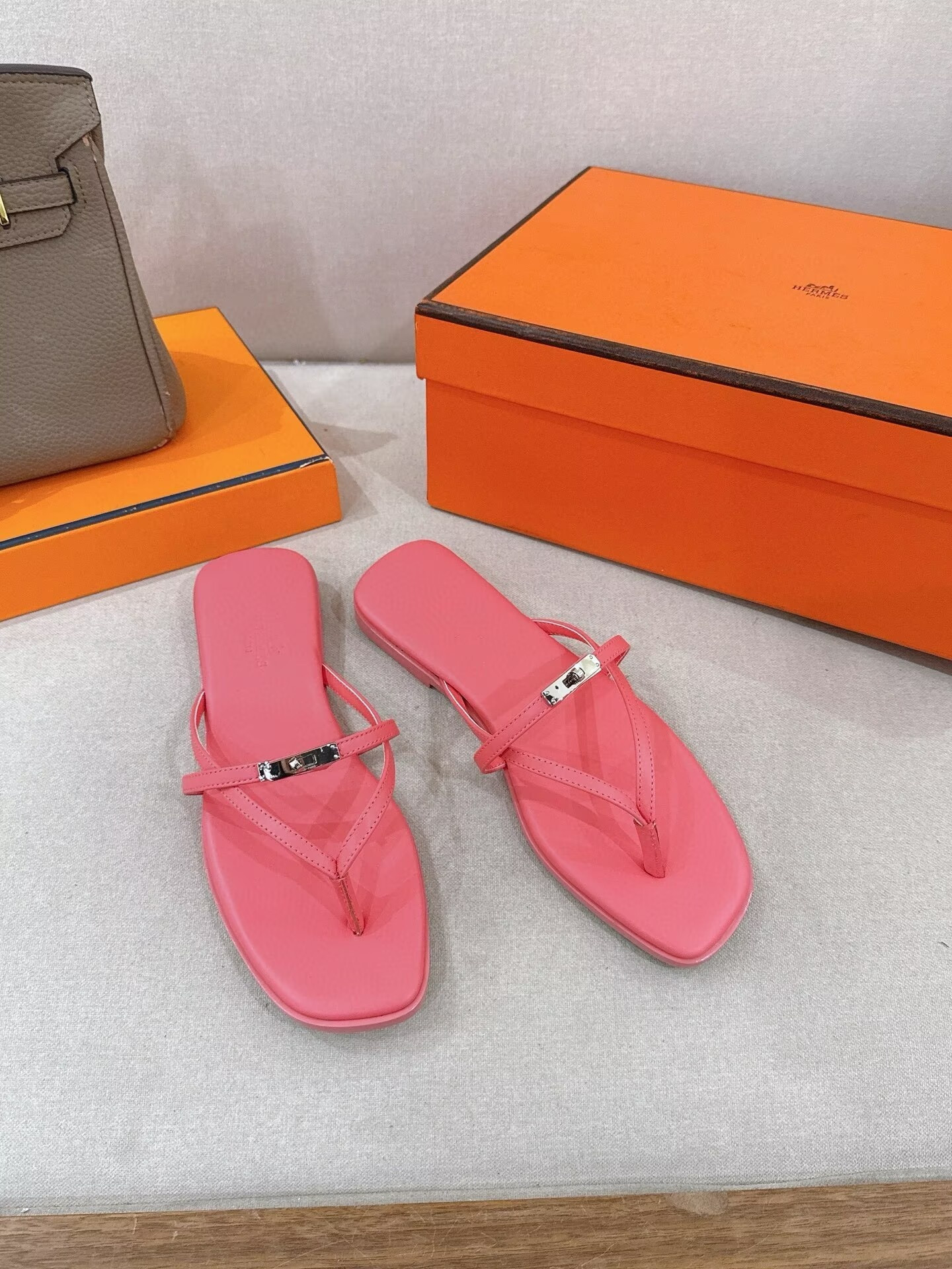 ua H**me5 miss sandals