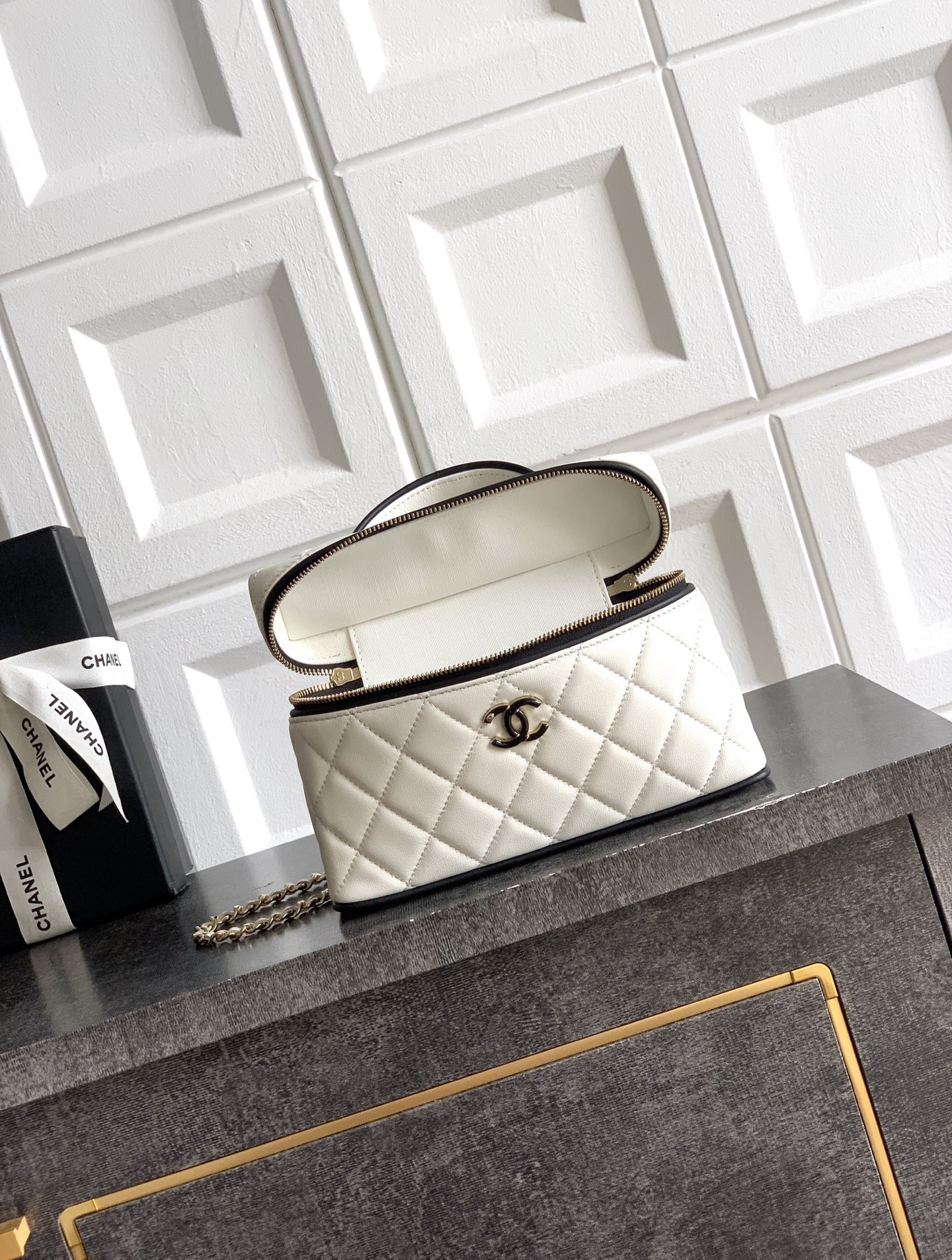 Ch**el vanity with chain ap5186 17x19.5x5cm
