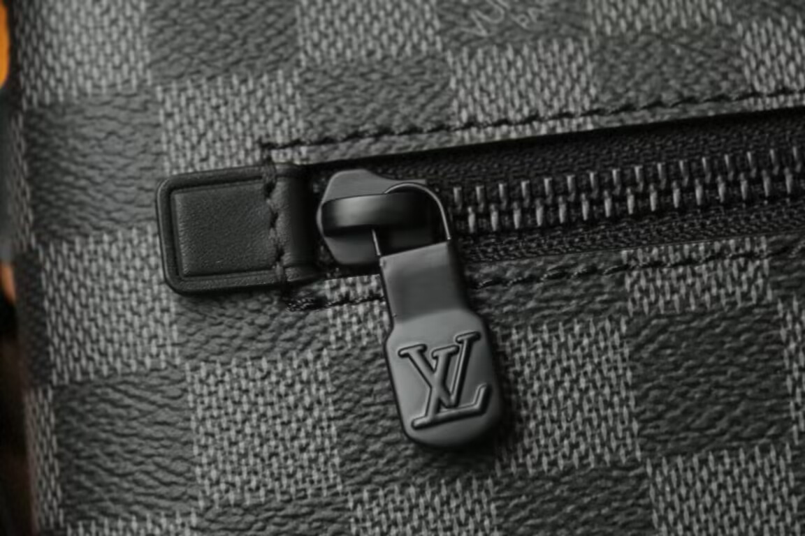 LV Takeoff Pouch N40504 30x22x5cm
