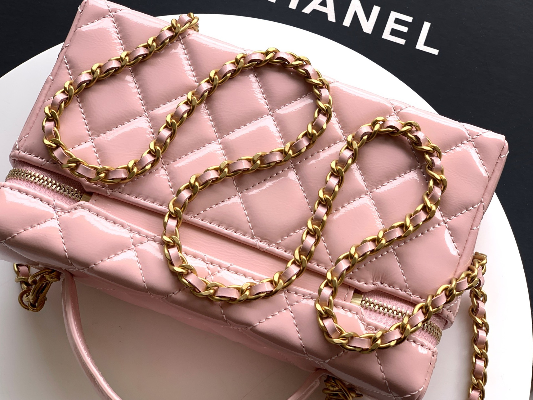 Ch**el vanity with chain 17x19x5cm