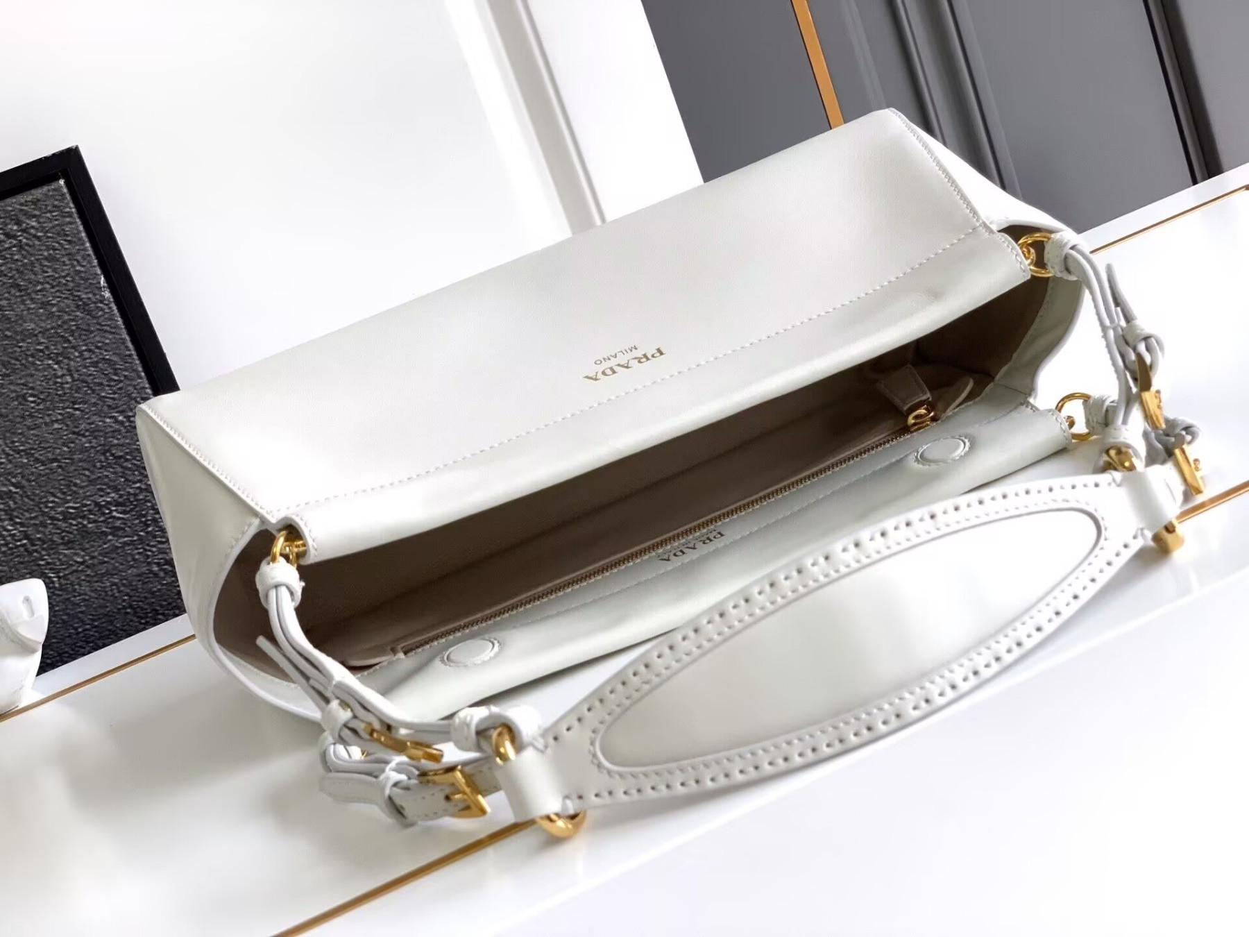 Pra*a Enchaîné Medium Leather Bag 15.5x32.5x11cm