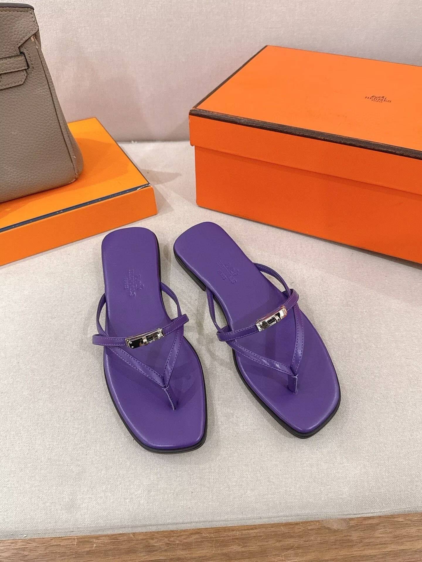 ua H**me5 miss sandals