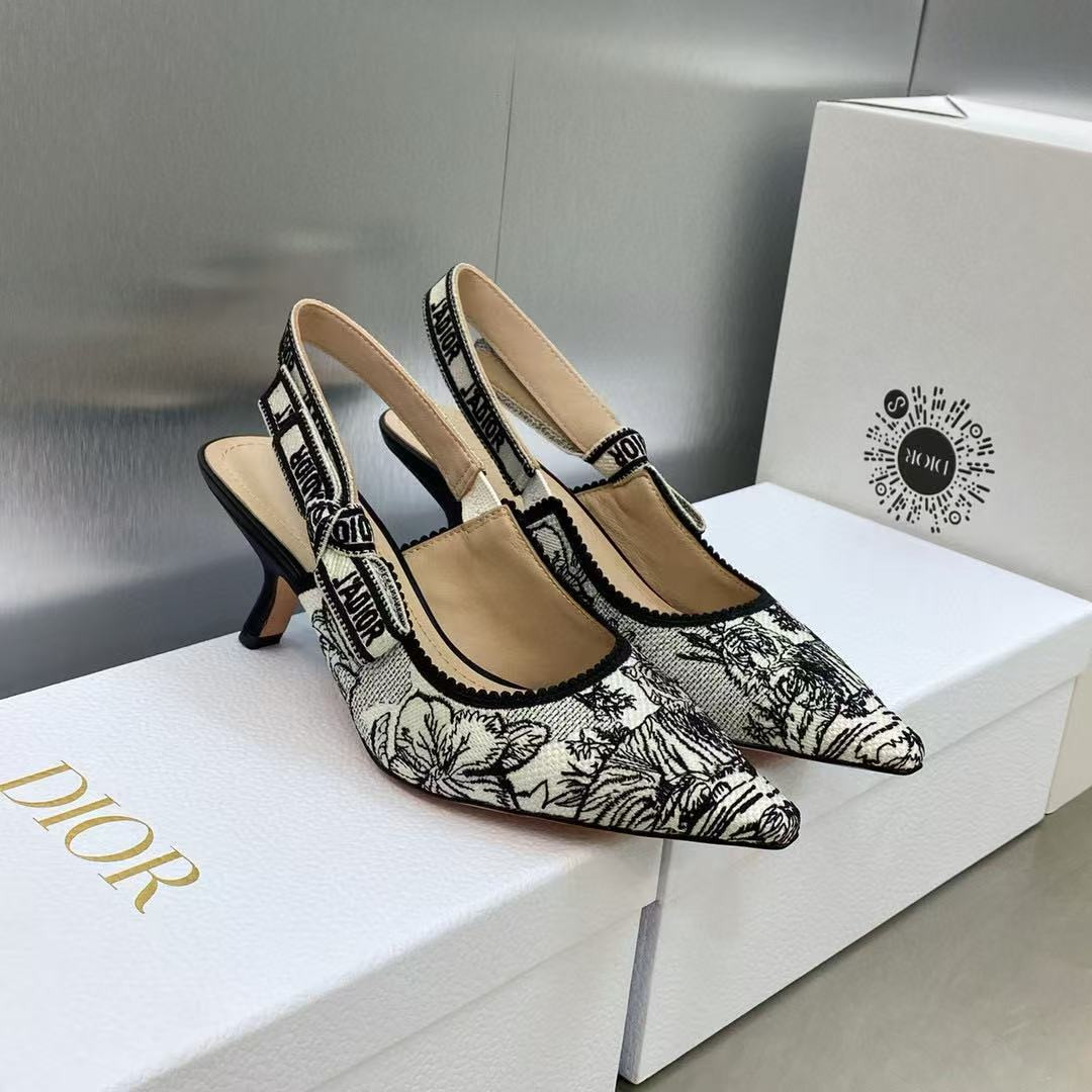 UA D10r J'AD10r Slingback Pump
