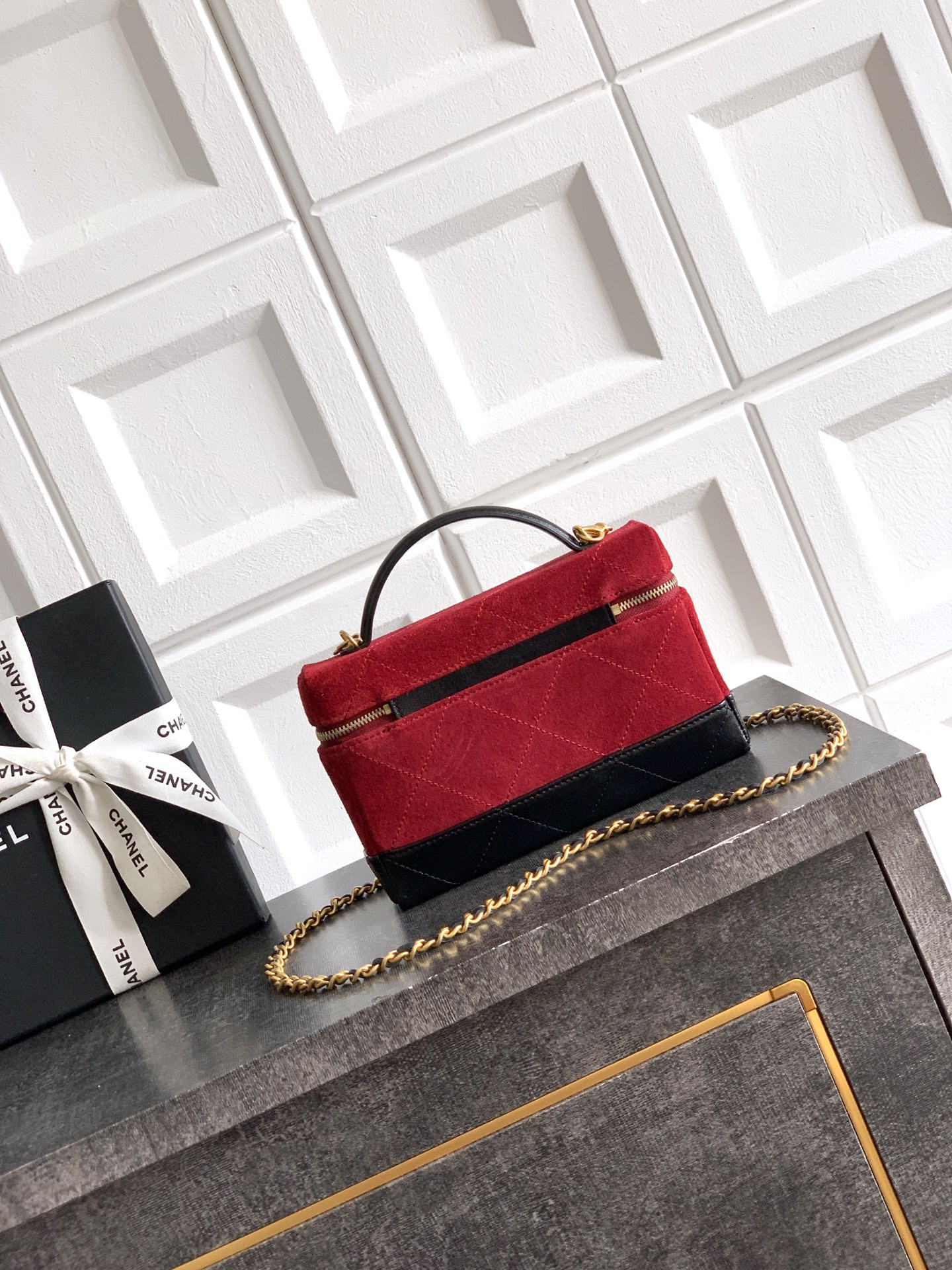 Ch**el vanity with chain ap5186 17x19.5x5cm
