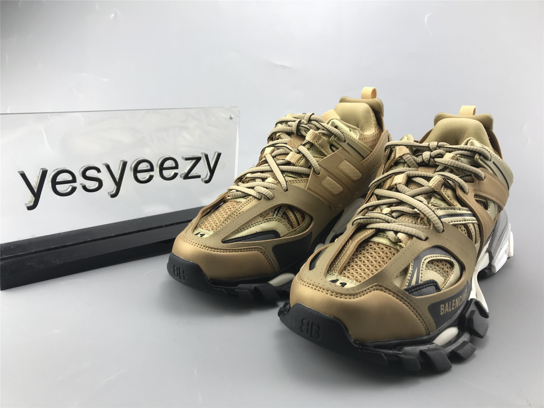 UA WMNS TRACK TRAINER GOLD
