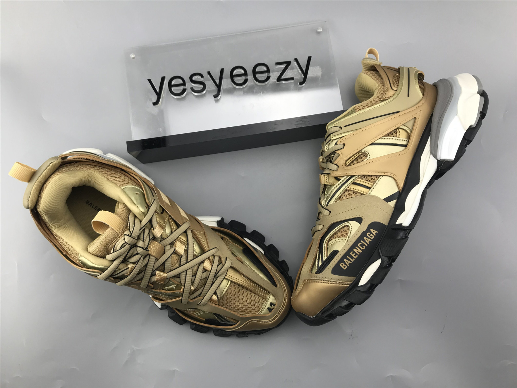 UA WMNS TRACK TRAINER GOLD