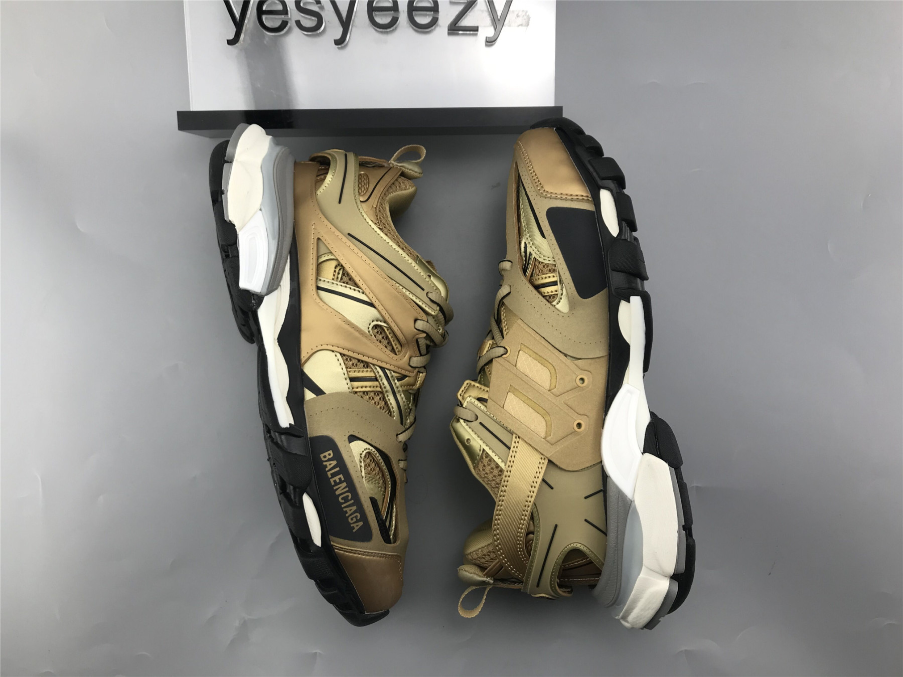 UA WMNS TRACK TRAINER GOLD