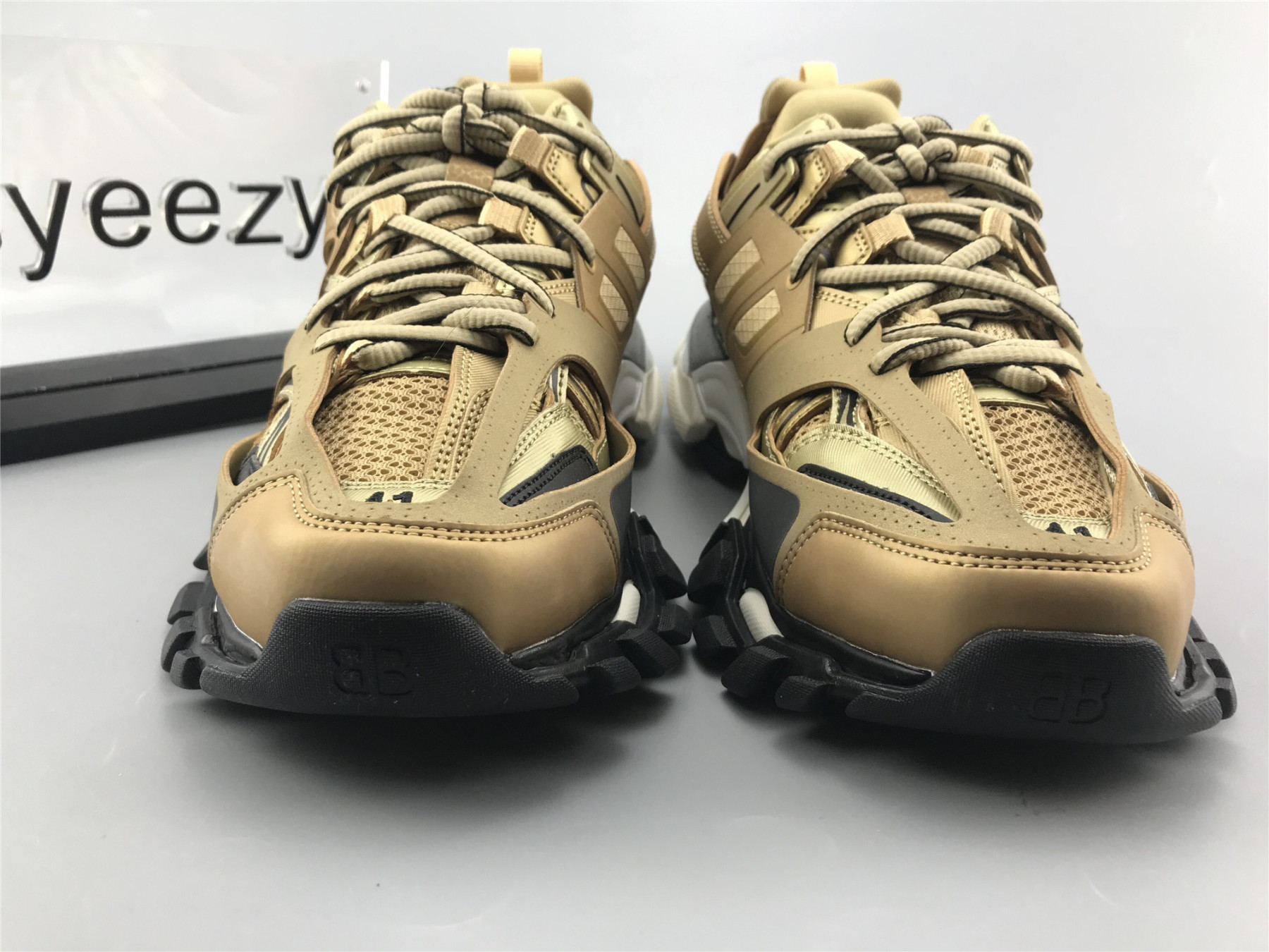 UA WMNS TRACK TRAINER GOLD