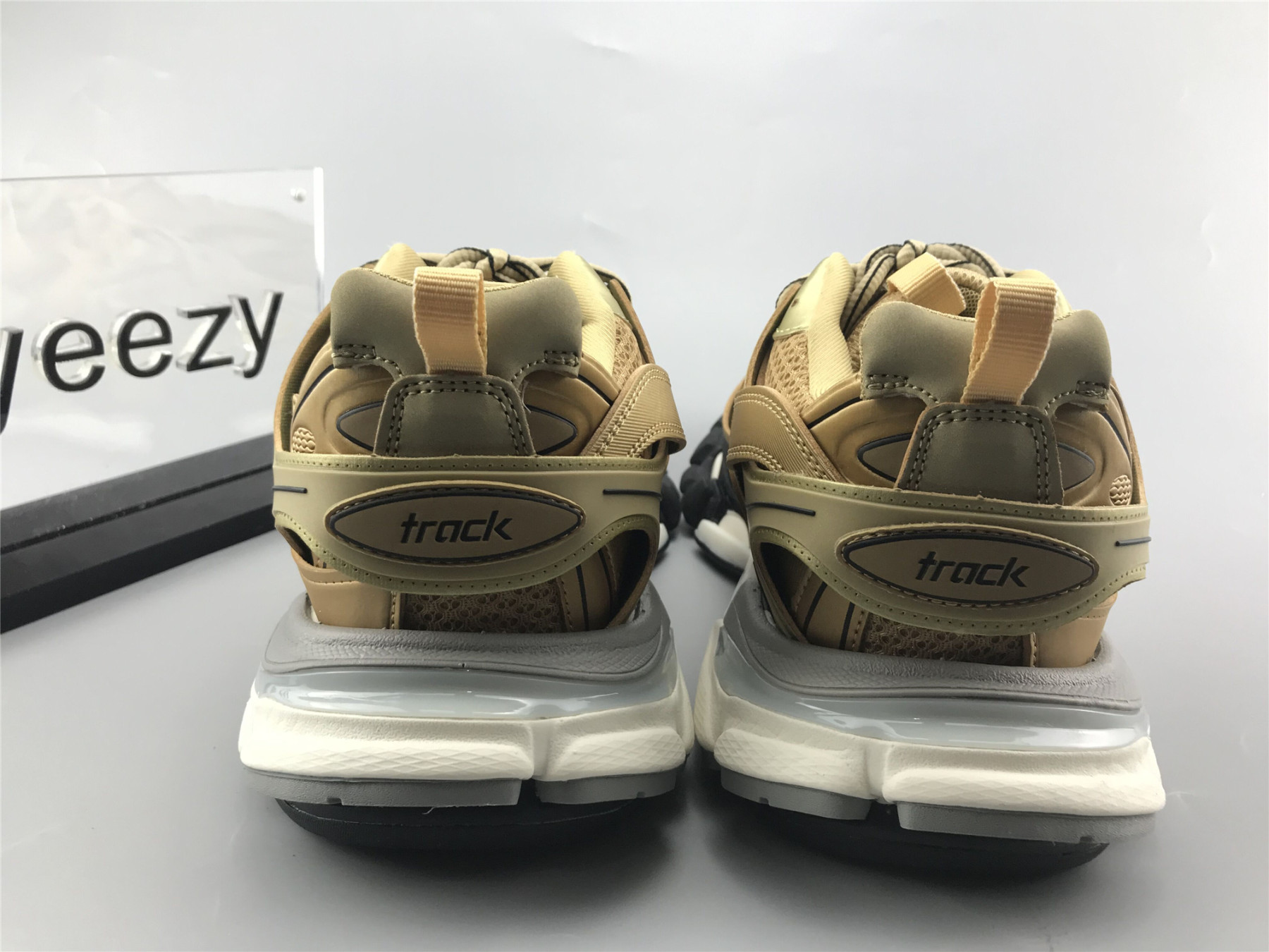UA WMNS TRACK TRAINER GOLD