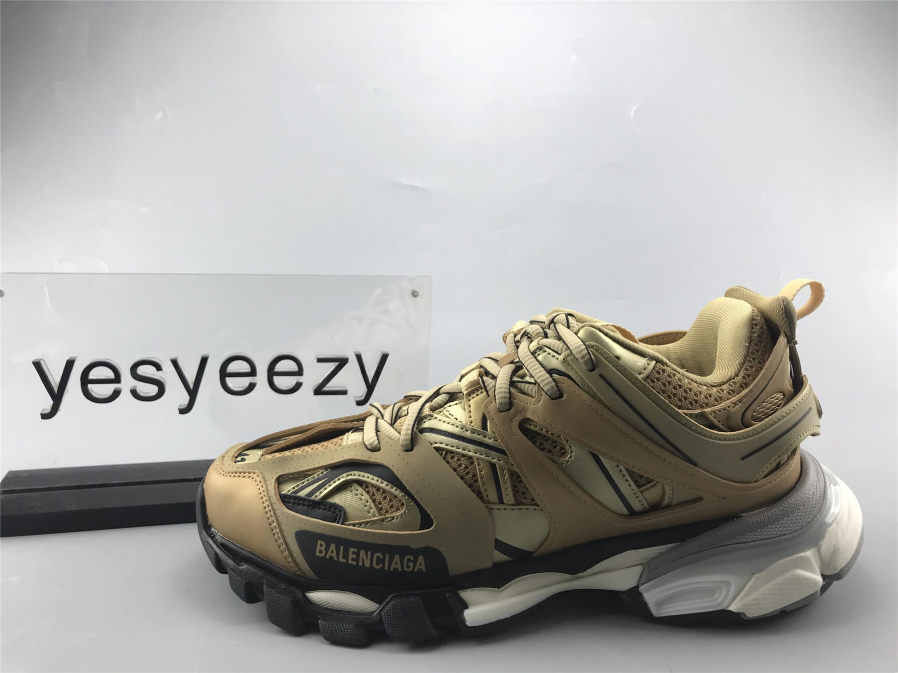 UA WMNS TRACK TRAINER GOLD