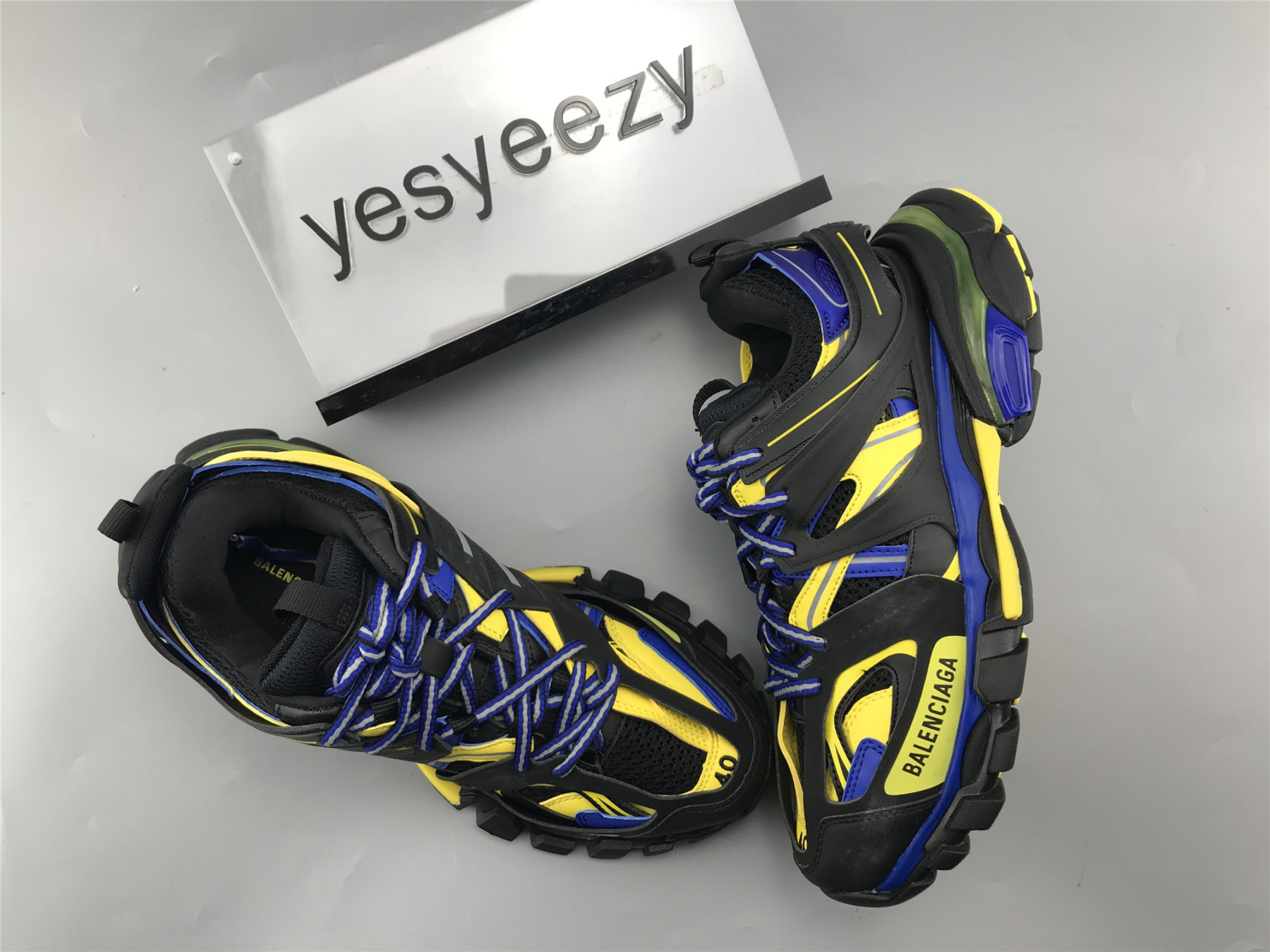 UA TRACK TRAINER BLACK YELLOW BLUE