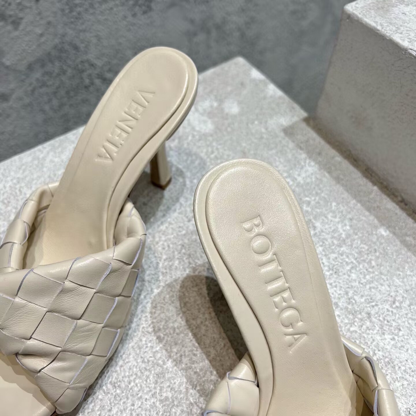 UA B0tt*ga Ven*ta Blink Slides