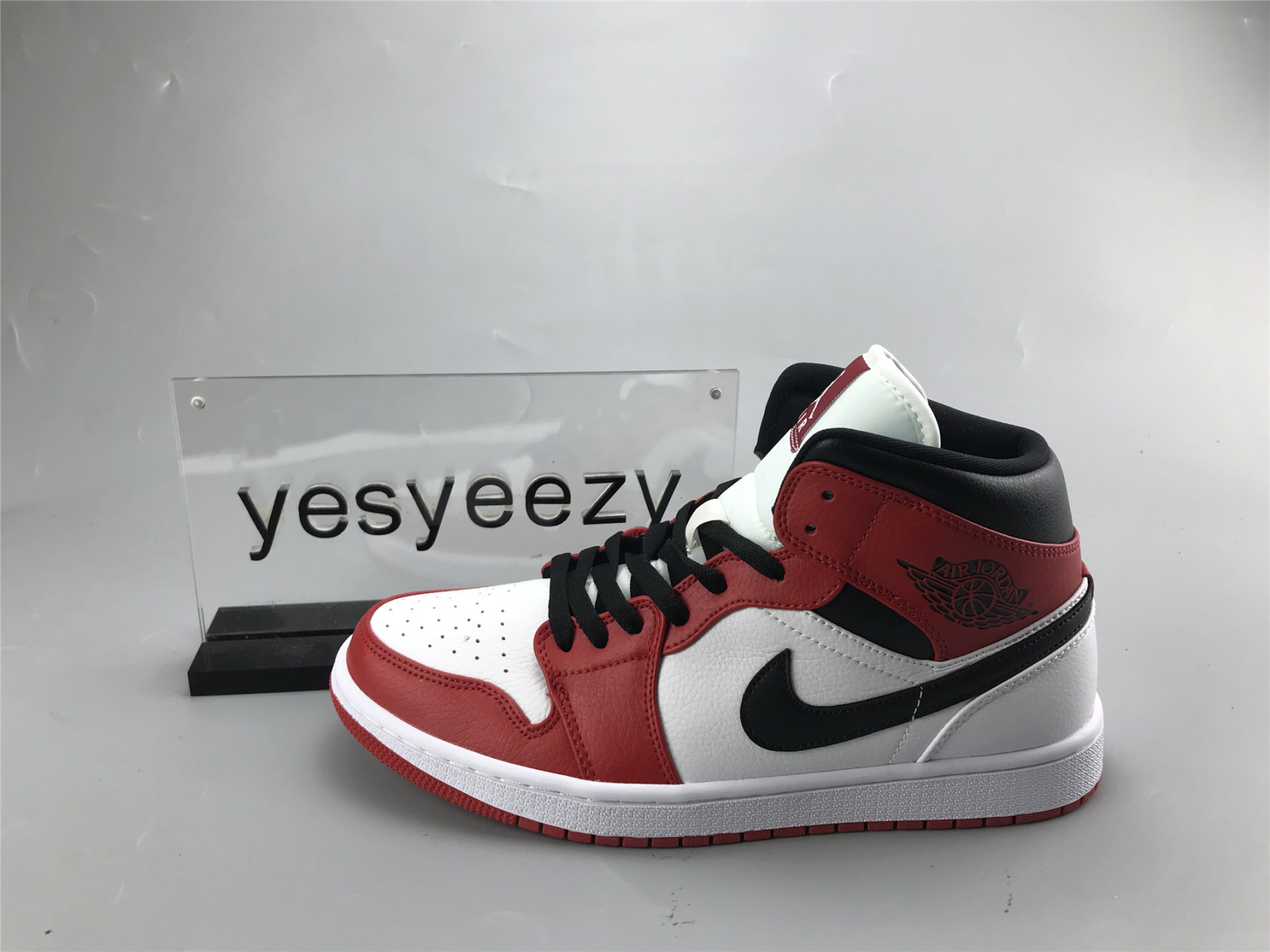 UA AIR JORDAN 1 MID 