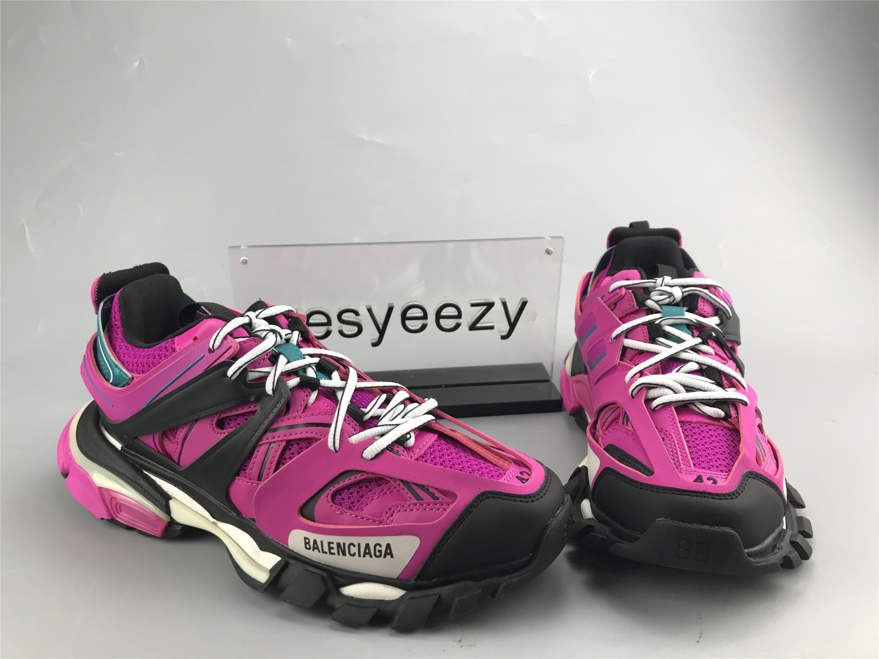 UA TRACK TRAINER BLACK PLUM SNEAKER